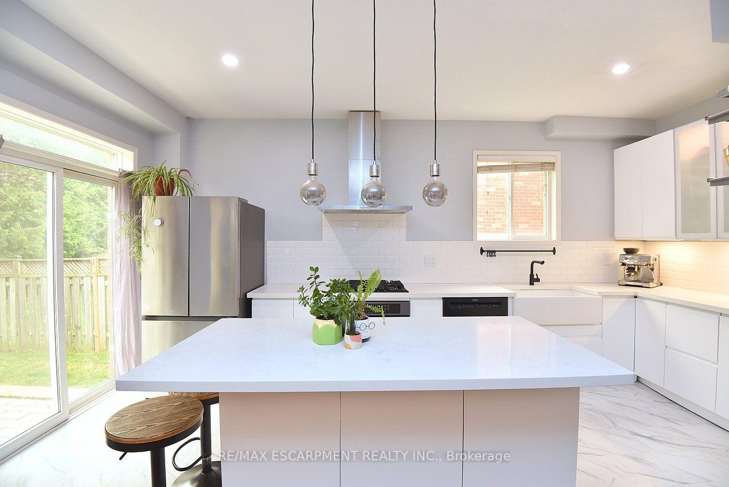 Photo 18 of 22 Moore Crescent, Hamilton, Ancaster — HOMEH