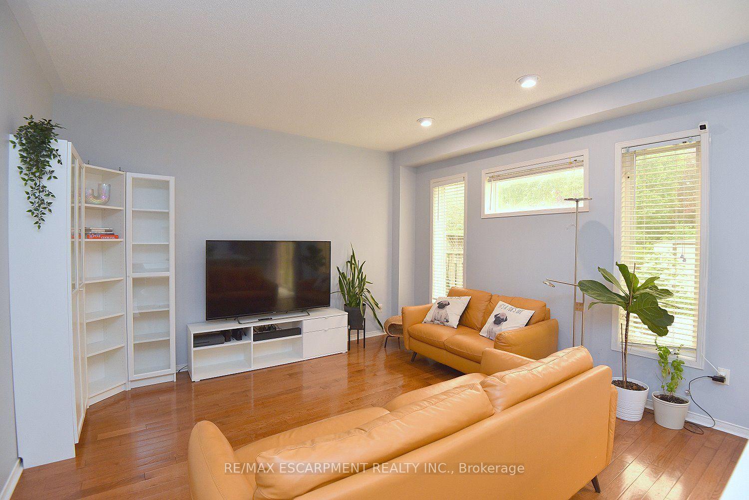 Photo 21 of 22 Moore Crescent, Hamilton, Ancaster — HOMEH
