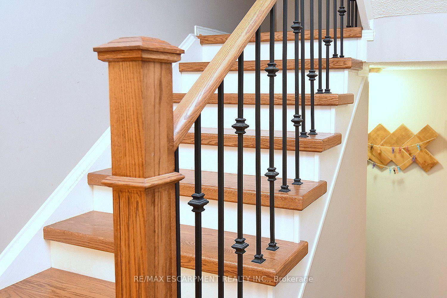 Photo 23 of 22 Moore Crescent, Hamilton, Ancaster — HOMEH