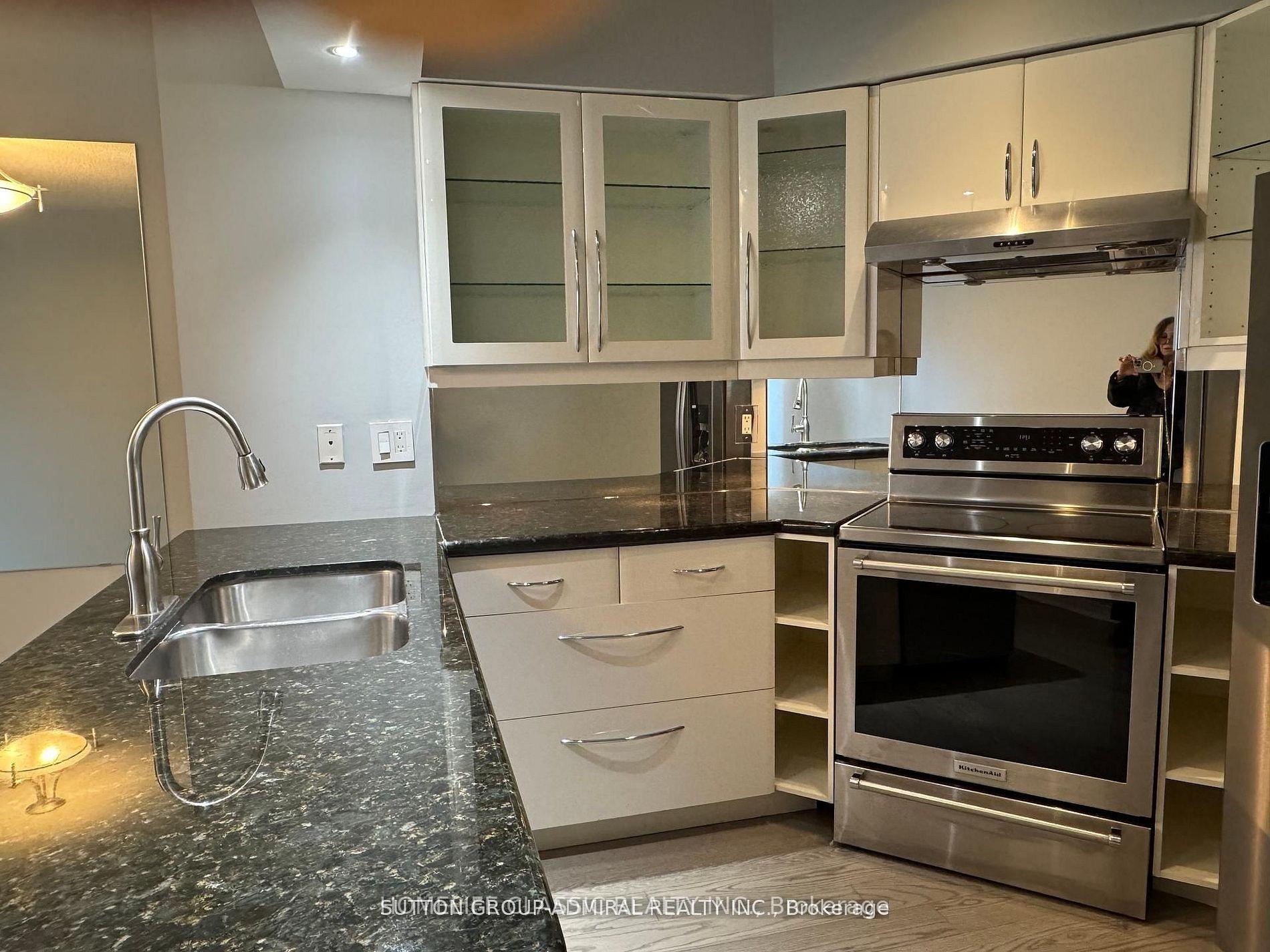 Photo 3 of Unit 905, 909 Bay Street, Toronto, Bay Street Corridor — HOMEH