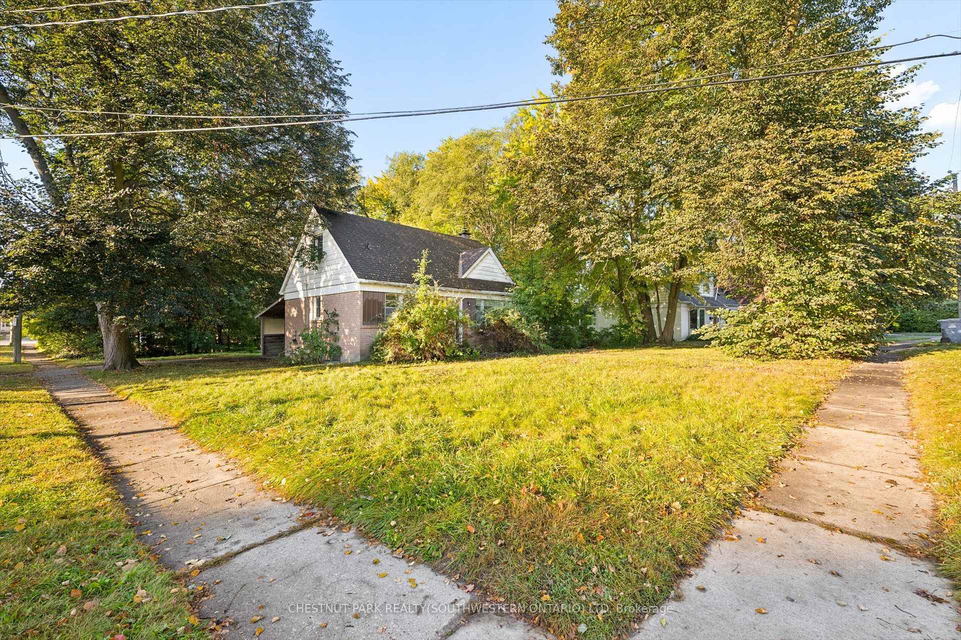 Photo 3 of 2 Lincoln Crescent, Guelph, St. George's — HOMEH