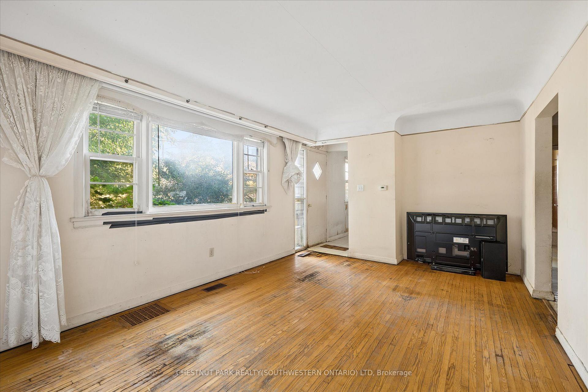 Photo 11 of 2 Lincoln Crescent, Guelph, St. George's — HOMEH