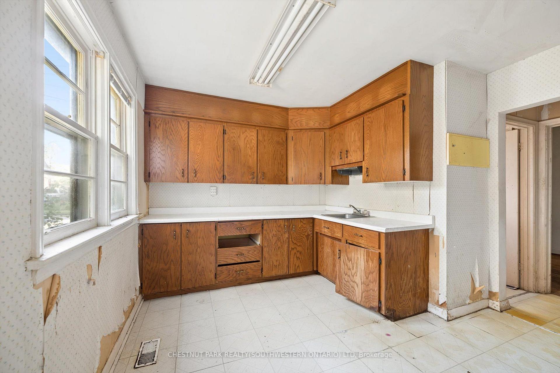 Photo 15 of 2 Lincoln Crescent, Guelph, St. George's — HOMEH