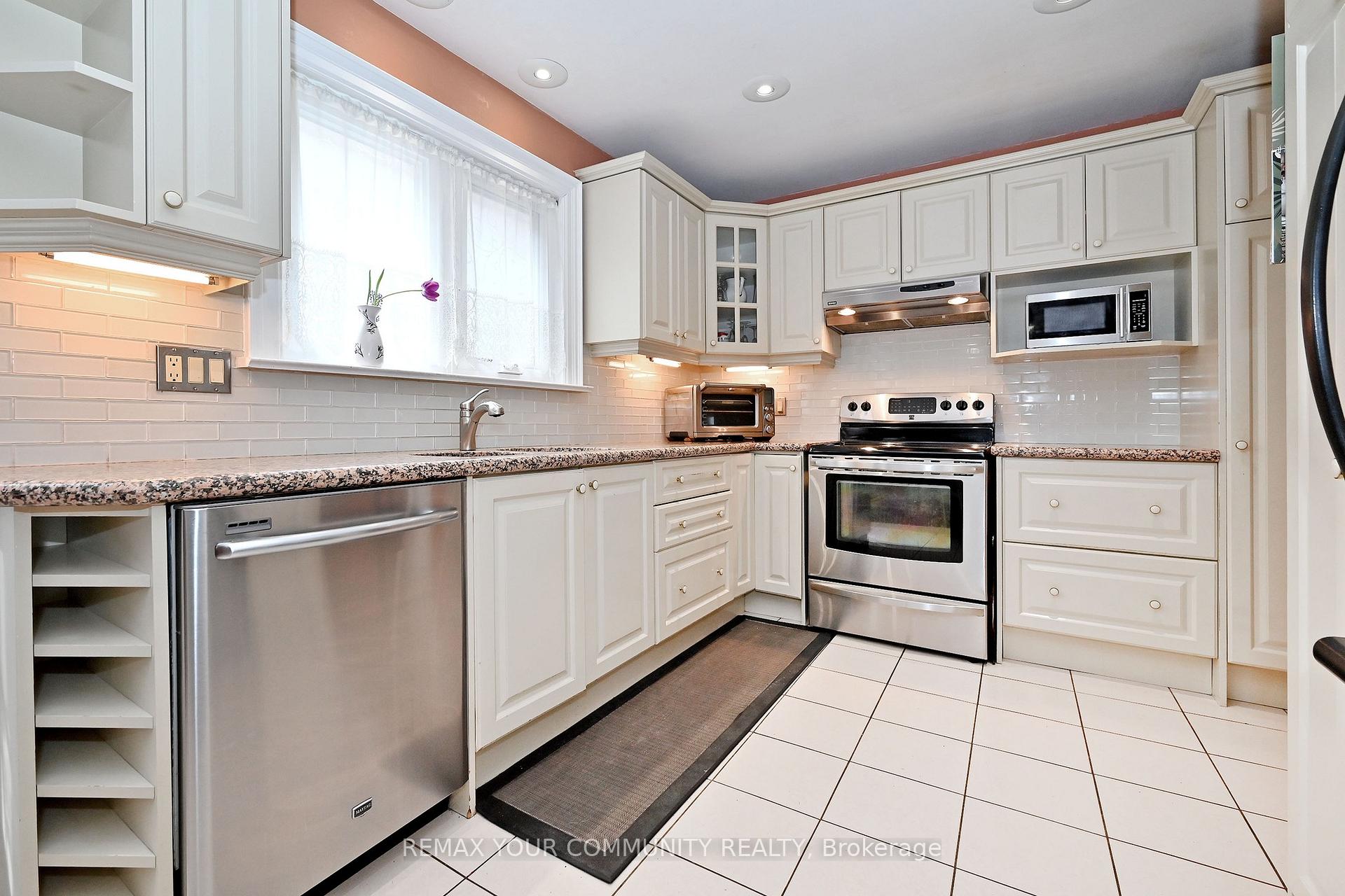 Photo 13 of 39 Prattley Drive, North York, Don Valley Village — HOMEH