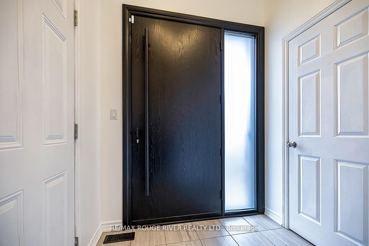 Photo 4 of 10 Moses Crescent, Clarington, Bowmanville — HOMEH