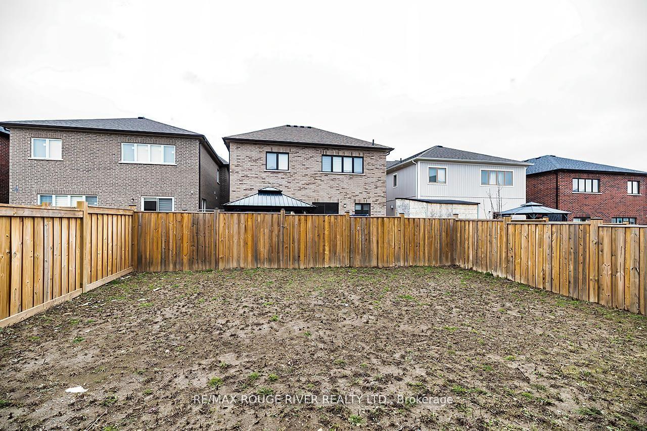 Photo 11 of 10 Moses Crescent, Clarington, Bowmanville — HOMEH