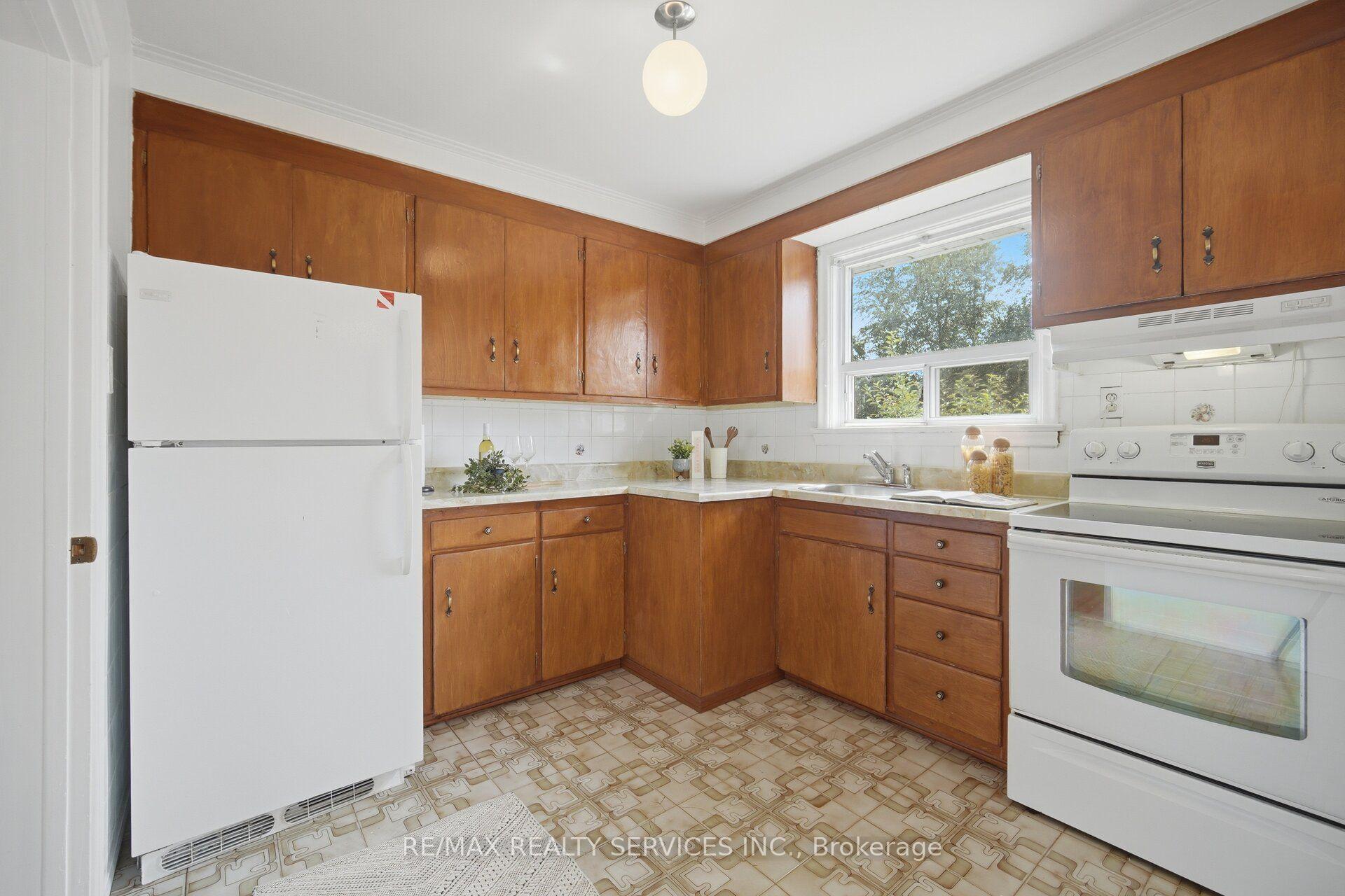 Photo 3 of 27 Edgemont Drive, Brampton, Brampton North — HOMEH