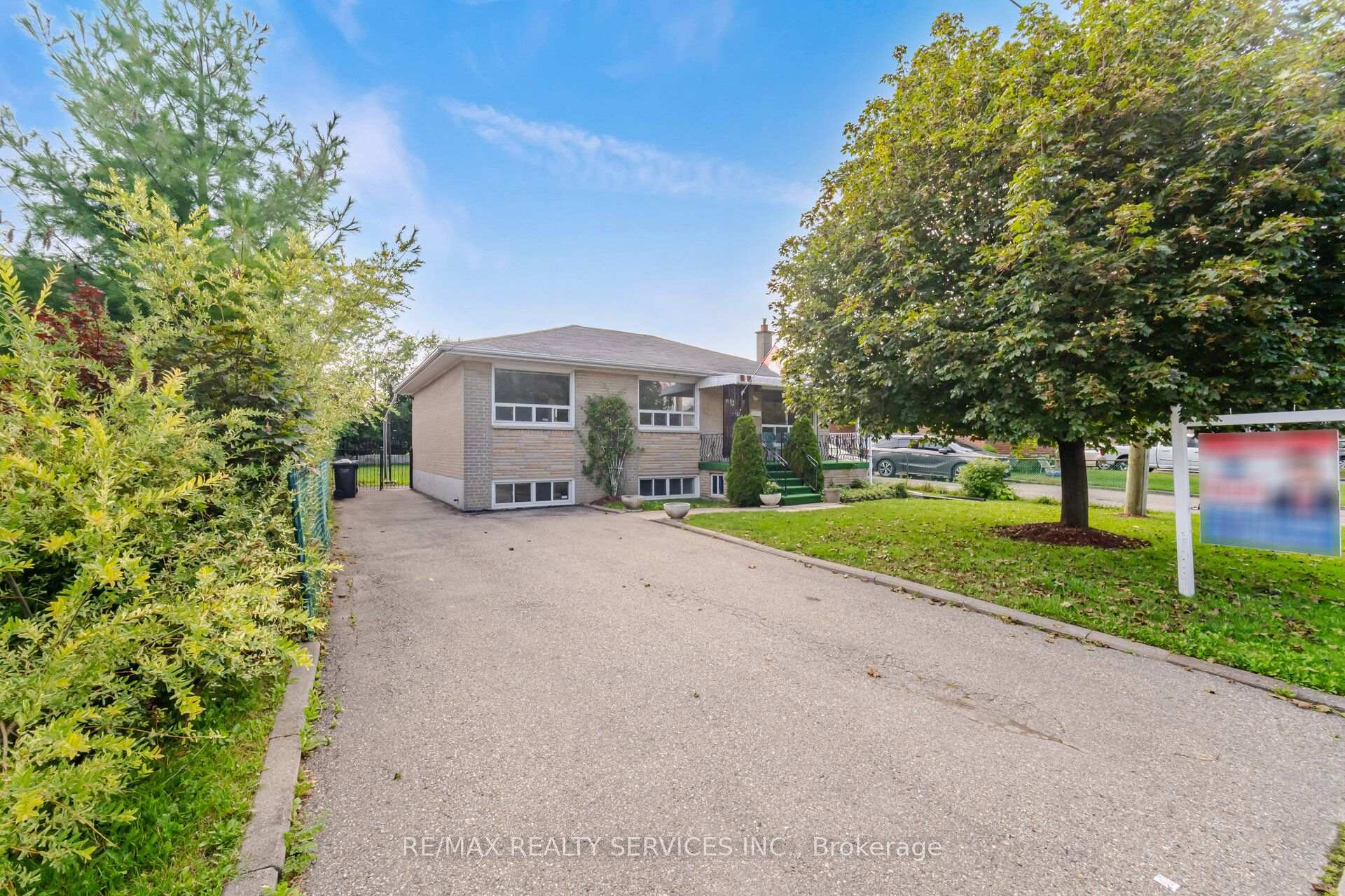 Photo 6 of 27 Edgemont Drive, Brampton, Brampton North — HOMEH
