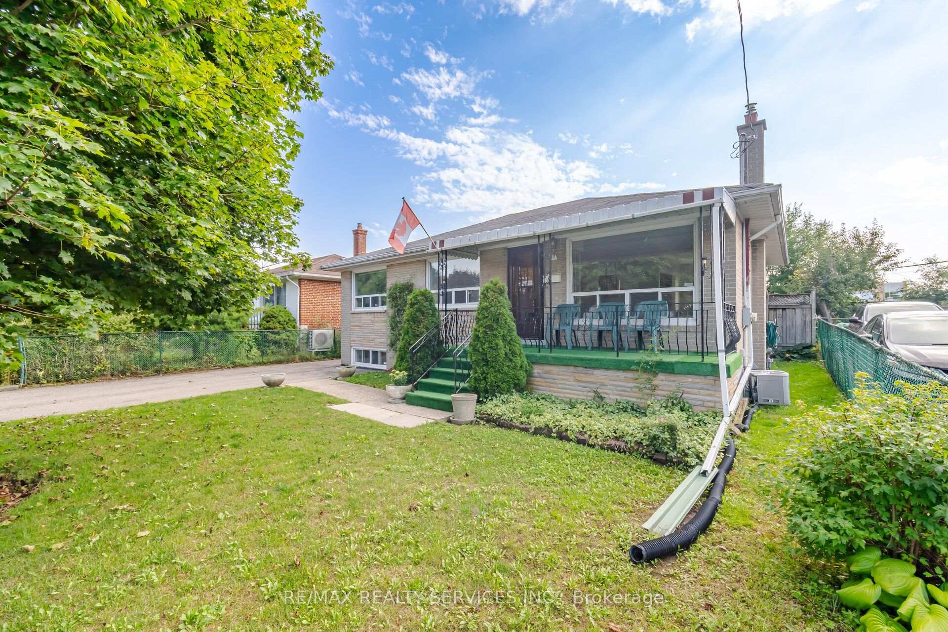 Photo 7 of 27 Edgemont Drive, Brampton, Brampton North — HOMEH