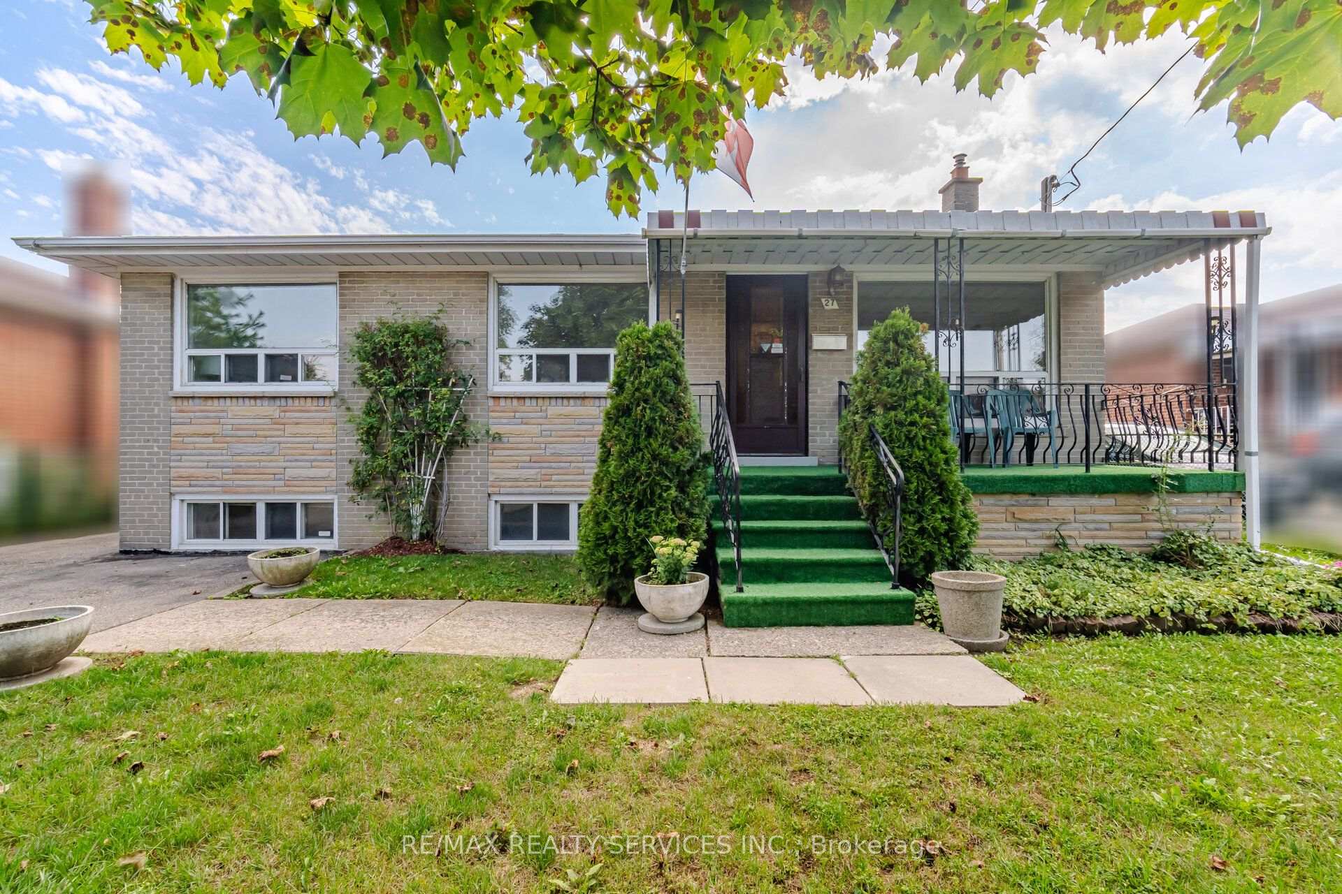 Photo 8 of 27 Edgemont Drive, Brampton, Brampton North — HOMEH