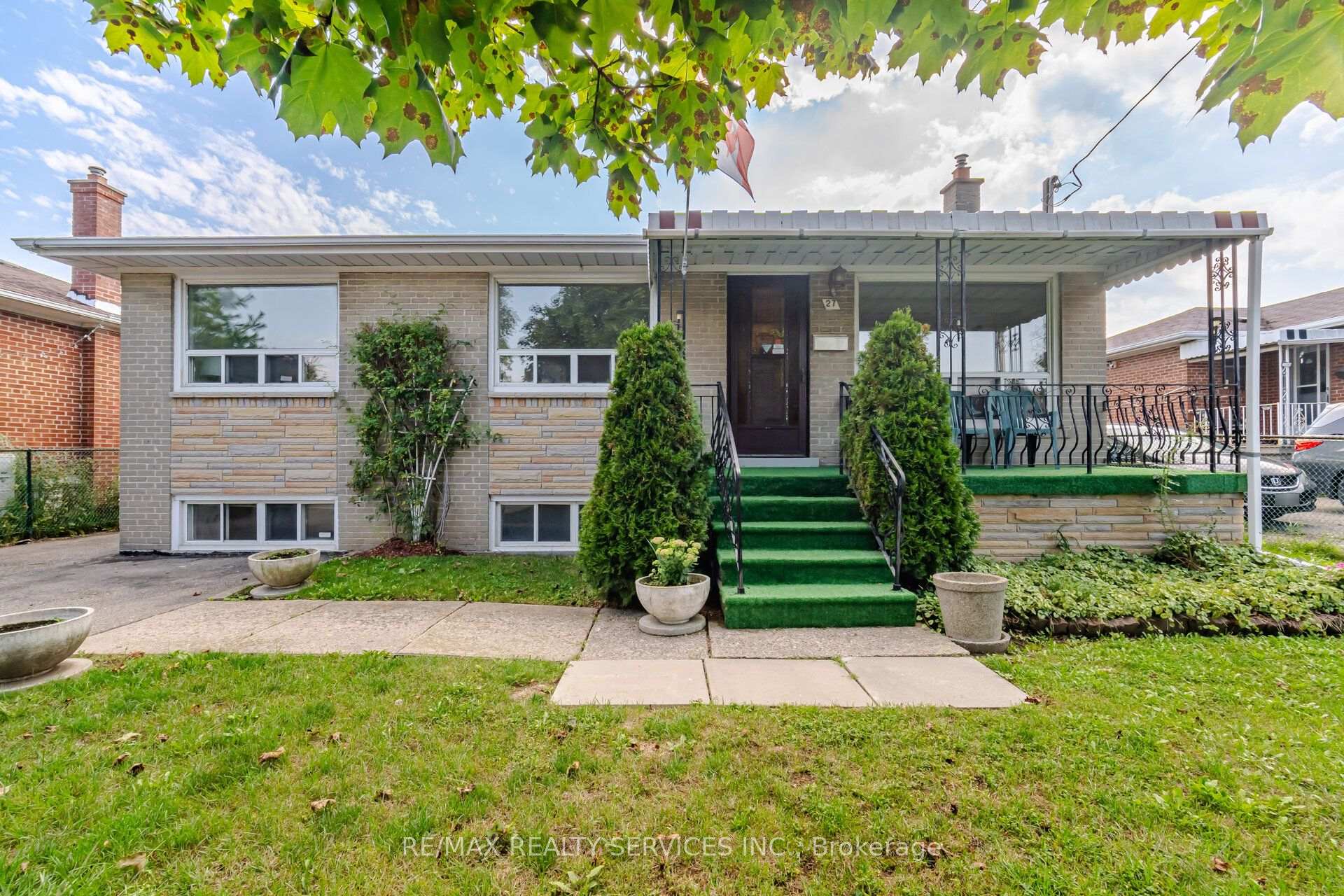 Photo 9 of 27 Edgemont Drive, Brampton, Brampton North — HOMEH