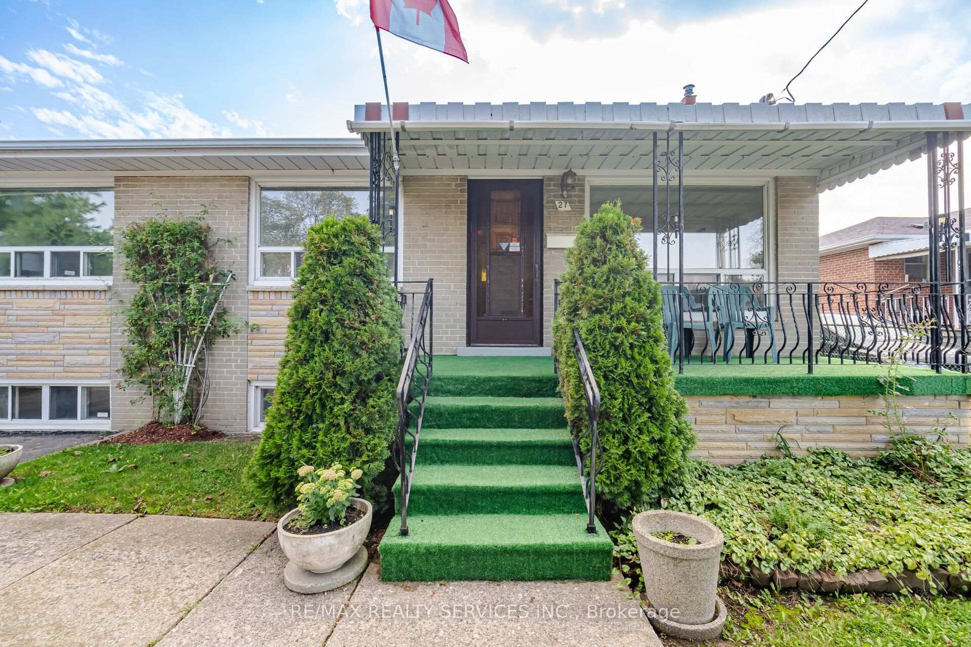 Photo 10 of 27 Edgemont Drive, Brampton, Brampton North — HOMEH