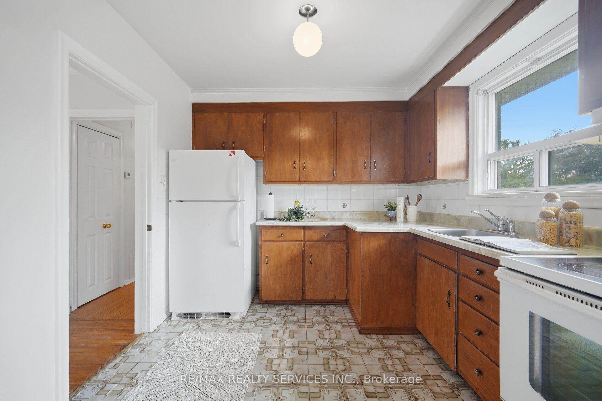 Photo 18 of 27 Edgemont Drive, Brampton, Brampton North — HOMEH