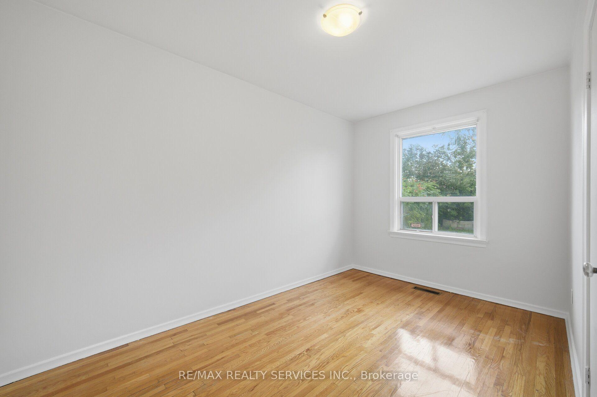 Photo 24 of 27 Edgemont Drive, Brampton, Brampton North — HOMEH