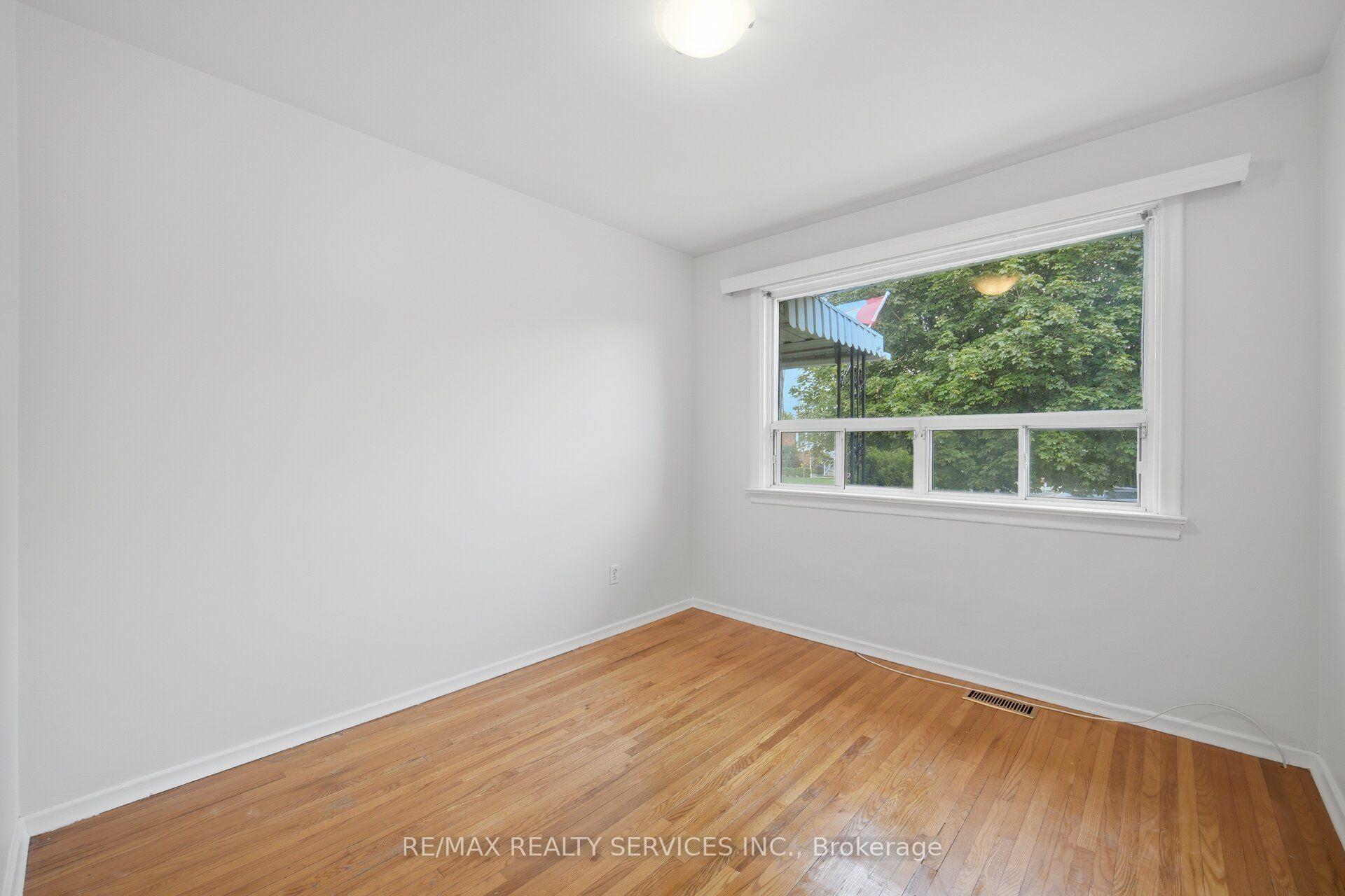 Photo 26 of 27 Edgemont Drive, Brampton, Brampton North — HOMEH