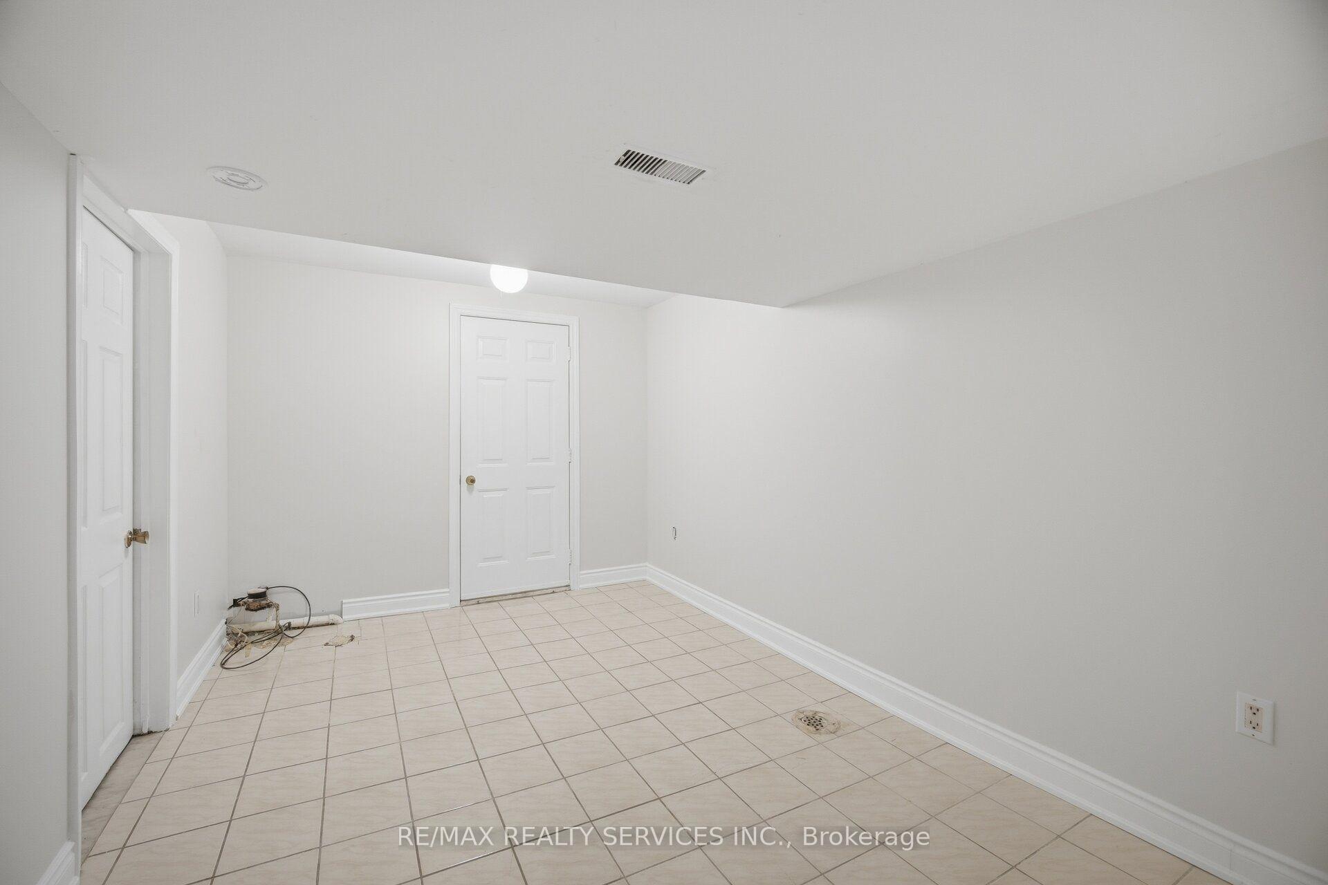 Photo 34 of 27 Edgemont Drive, Brampton, Brampton North — HOMEH