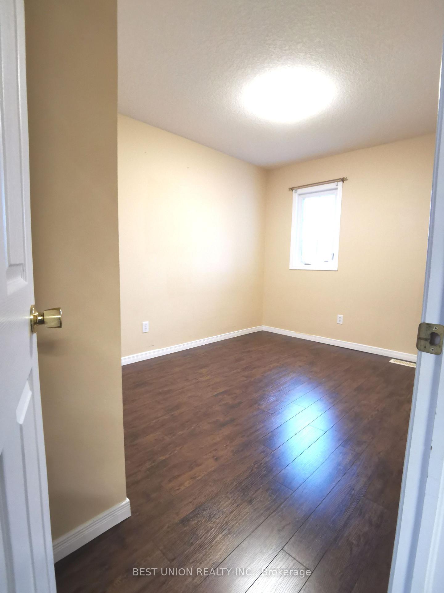 Photo 4 of 229 Featherstone Crescent, Kitchener, Huron Park — HOMEH