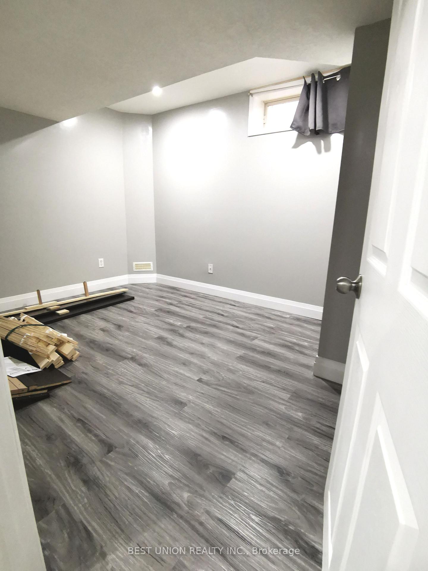 Photo 7 of 229 Featherstone Crescent, Kitchener, Huron Park — HOMEH