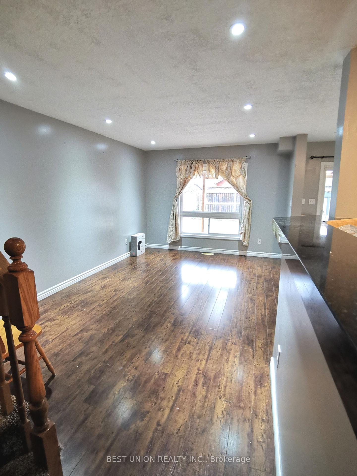 Photo 12 of 229 Featherstone Crescent, Kitchener, Huron Park — HOMEH