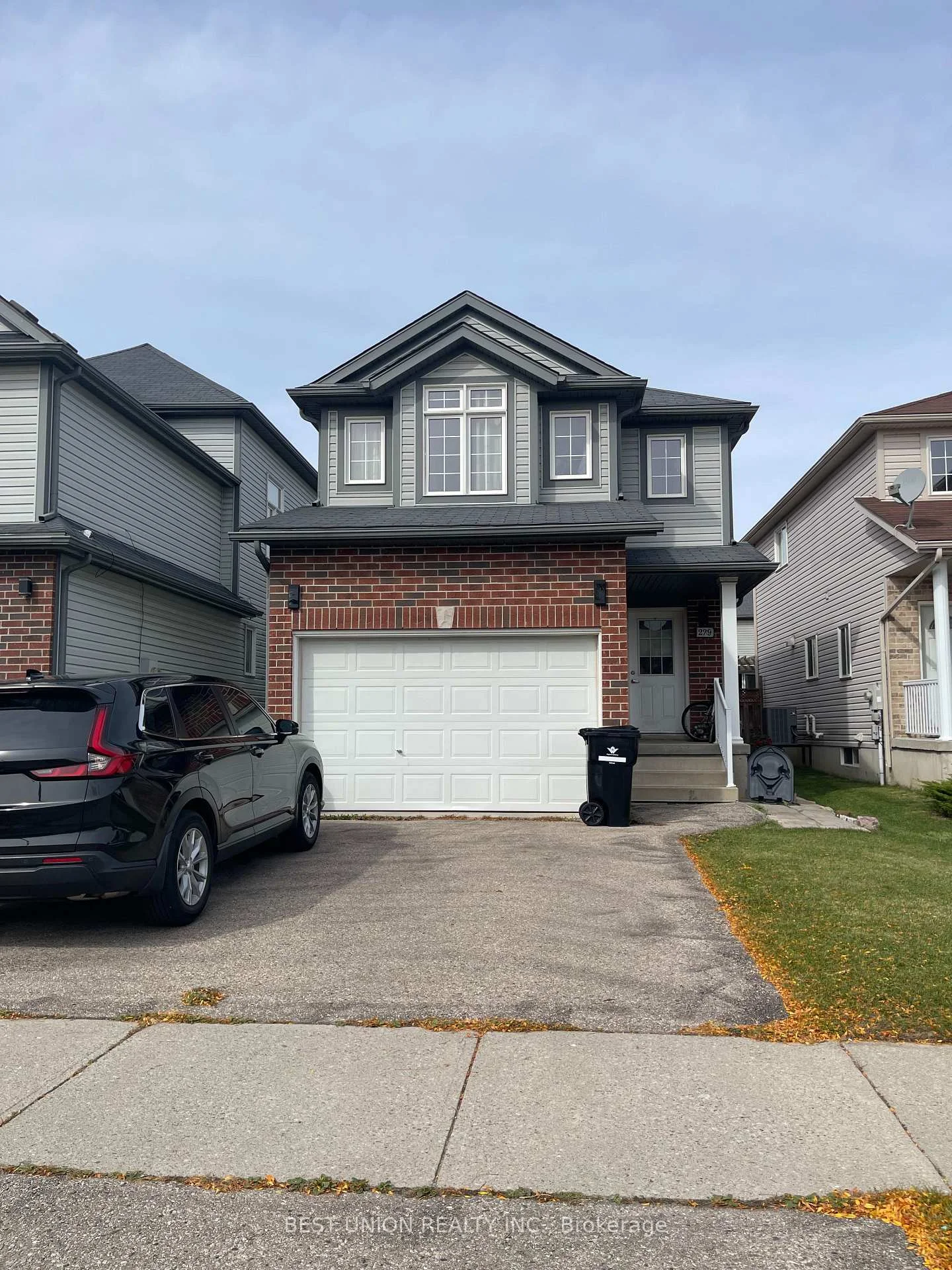 Photo of 229 Featherstone Crescent
