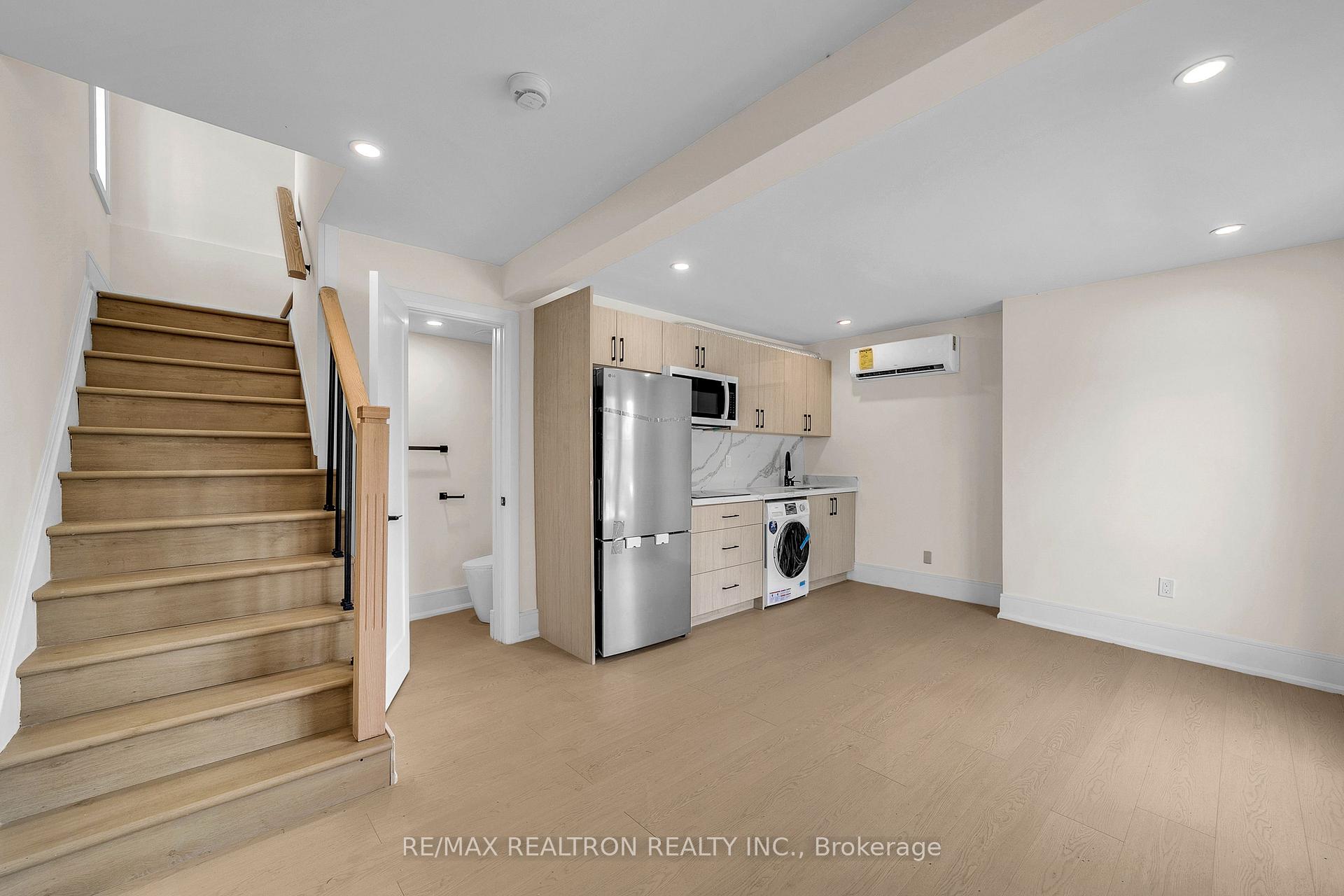 Photo 8 of 23 Sixteenth Street, Etobicoke, New Toronto — HOMEH
