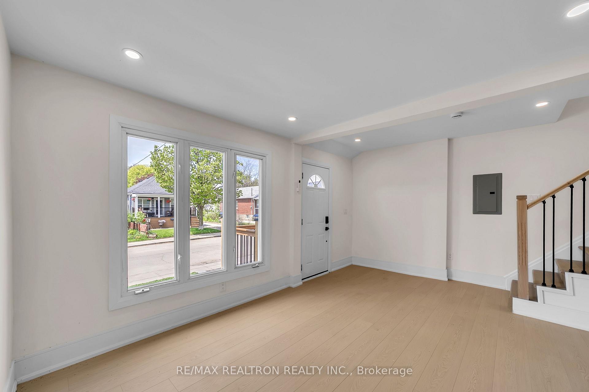 Photo 11 of 23 Sixteenth Street, Etobicoke, New Toronto — HOMEH