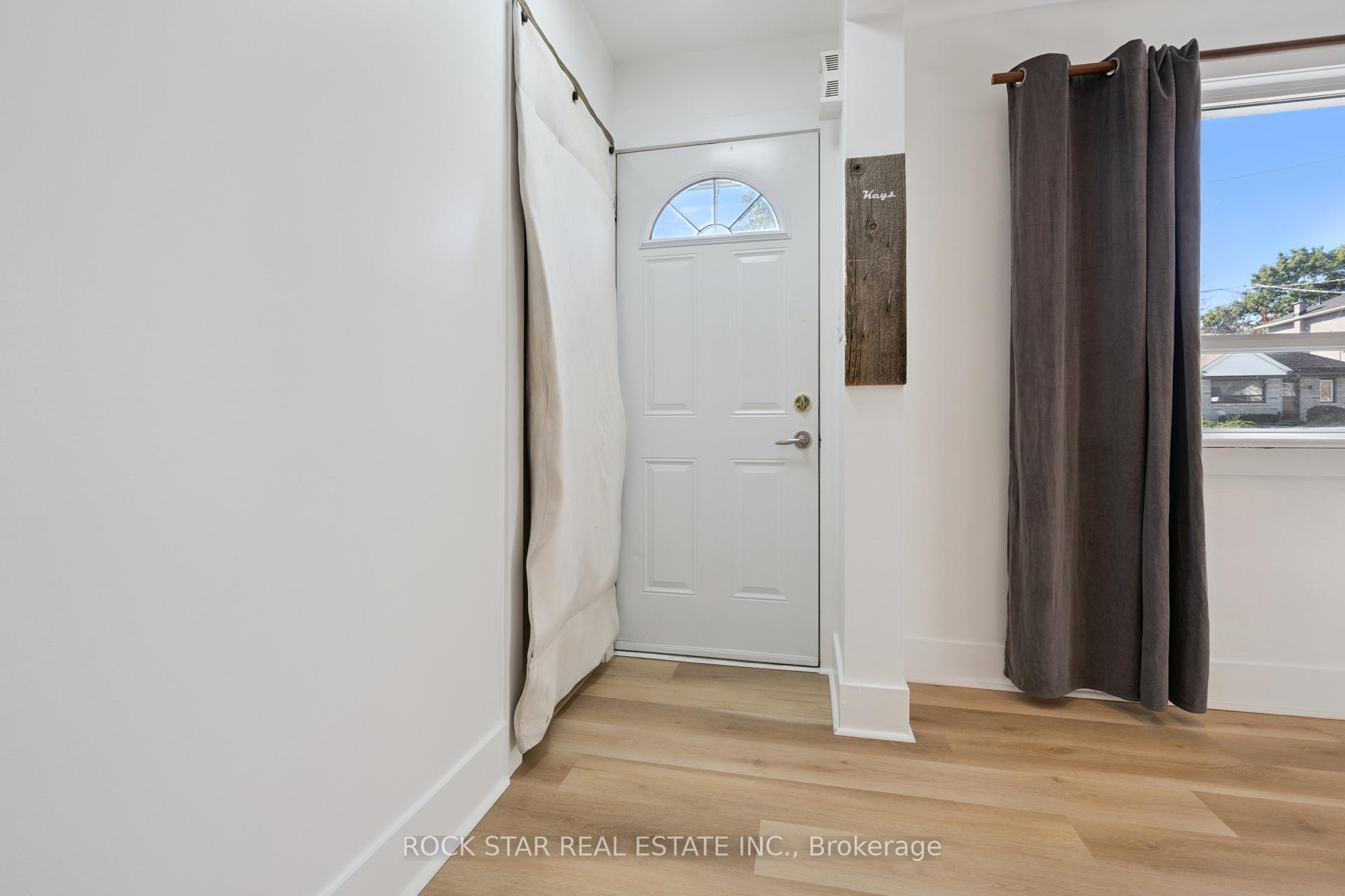 Photo 5 of 20 Braeburn Avenue, Etobicoke, Humber Heights — HOMEH
