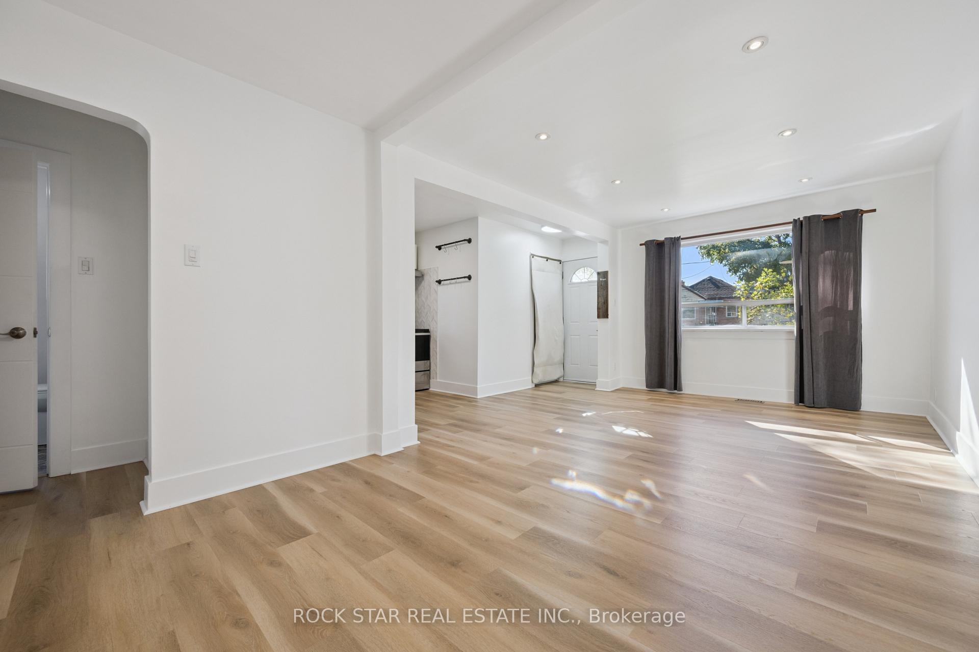 Photo 8 of 20 Braeburn Avenue, Etobicoke, Humber Heights — HOMEH