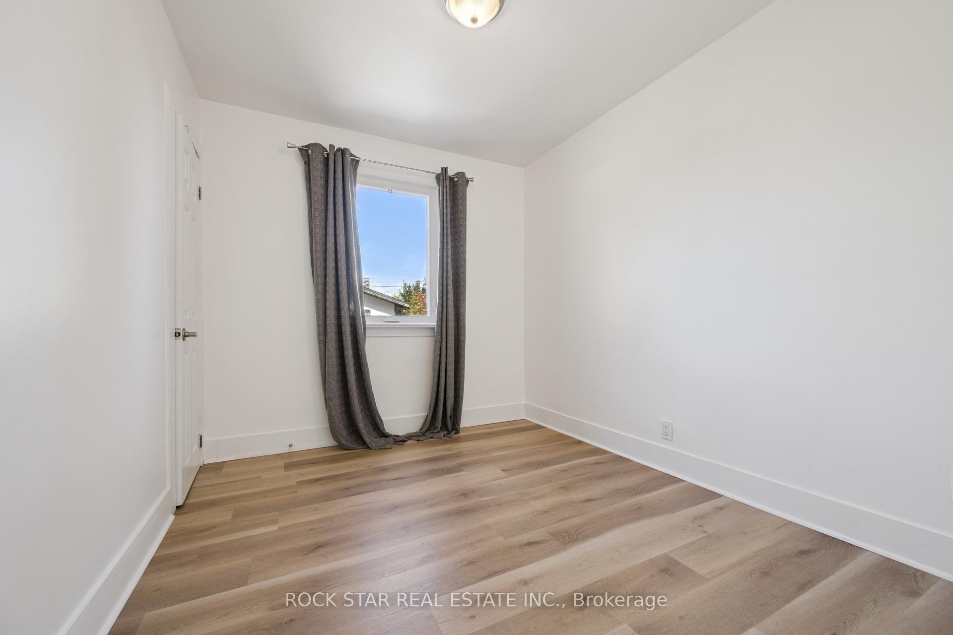 Photo 12 of 20 Braeburn Avenue, Etobicoke, Humber Heights — HOMEH