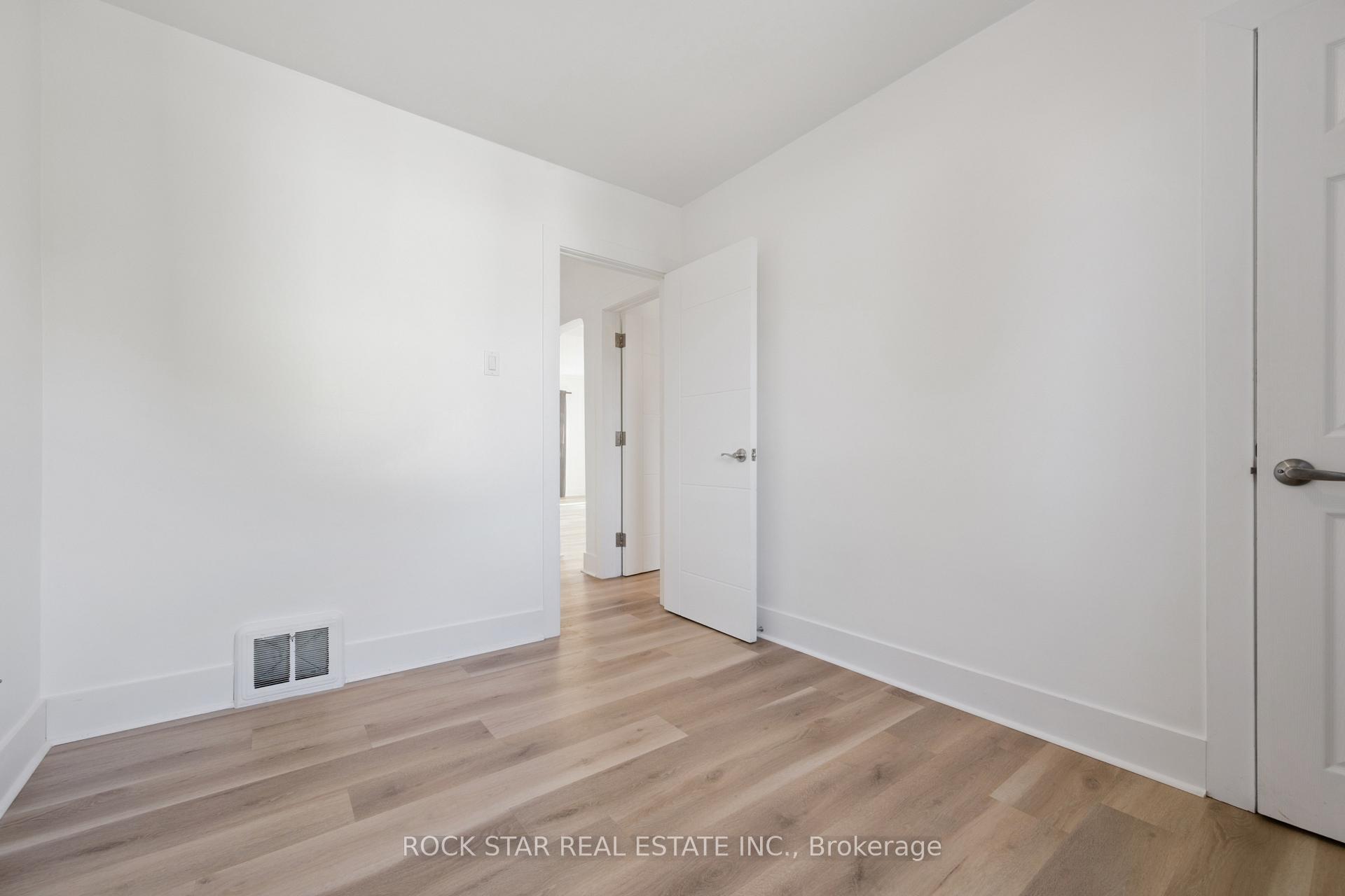 Photo 13 of 20 Braeburn Avenue, Etobicoke, Humber Heights — HOMEH