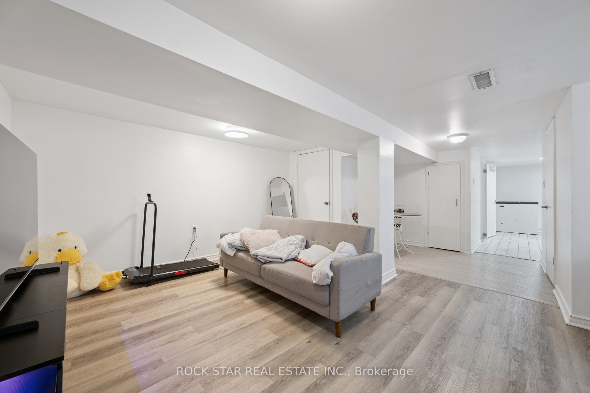 Photo 20 of 20 Braeburn Avenue, Etobicoke, Humber Heights — HOMEH