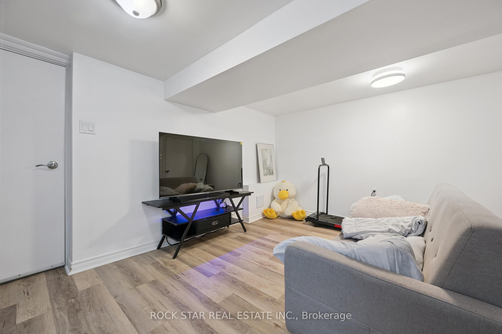 Photo 21 of 20 Braeburn Avenue, Etobicoke, Humber Heights — HOMEH