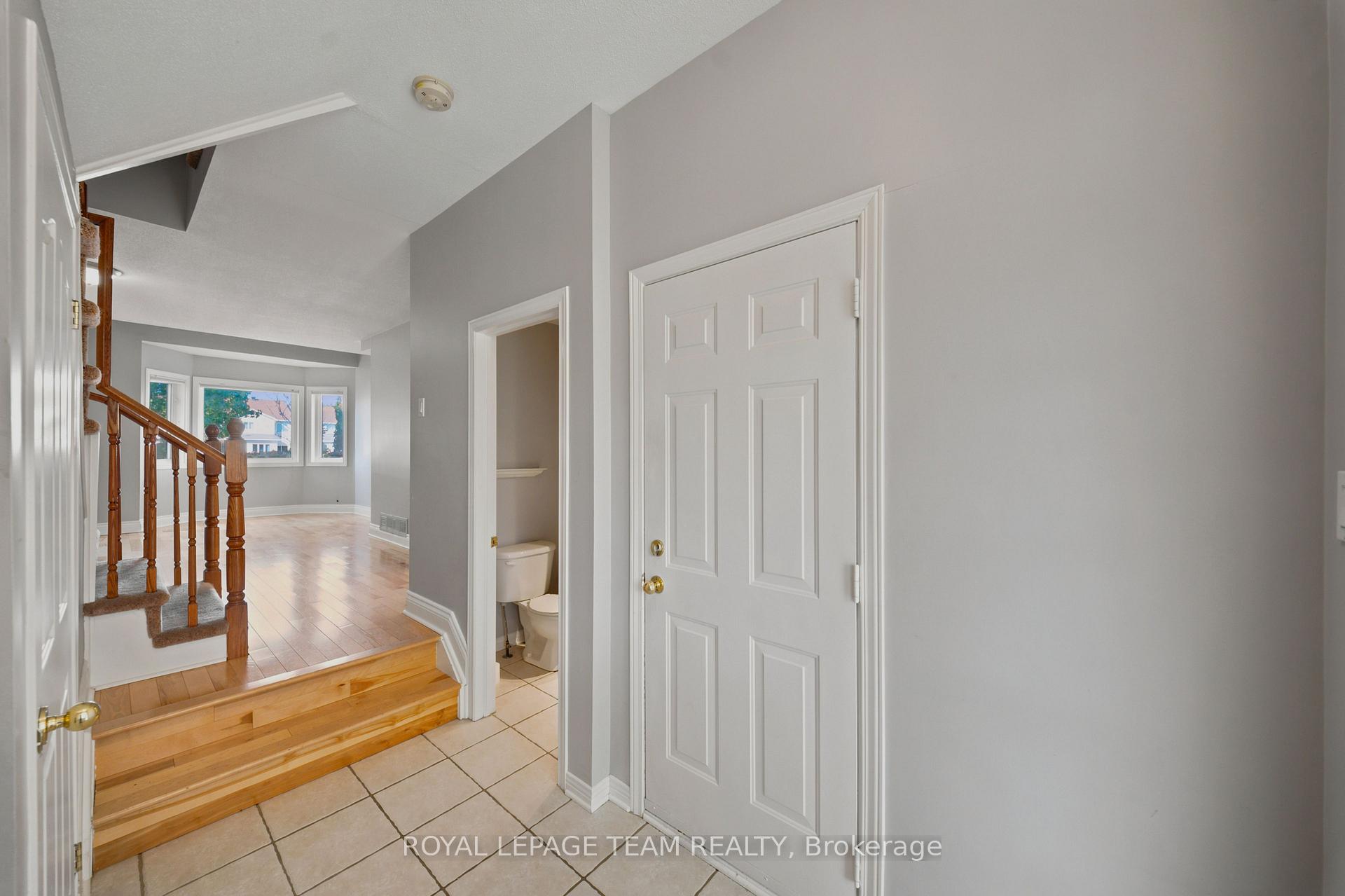 Photo 3 of 965 Markwick Crescent, Ottawa, Notting Hill/Summerside — HOMEH