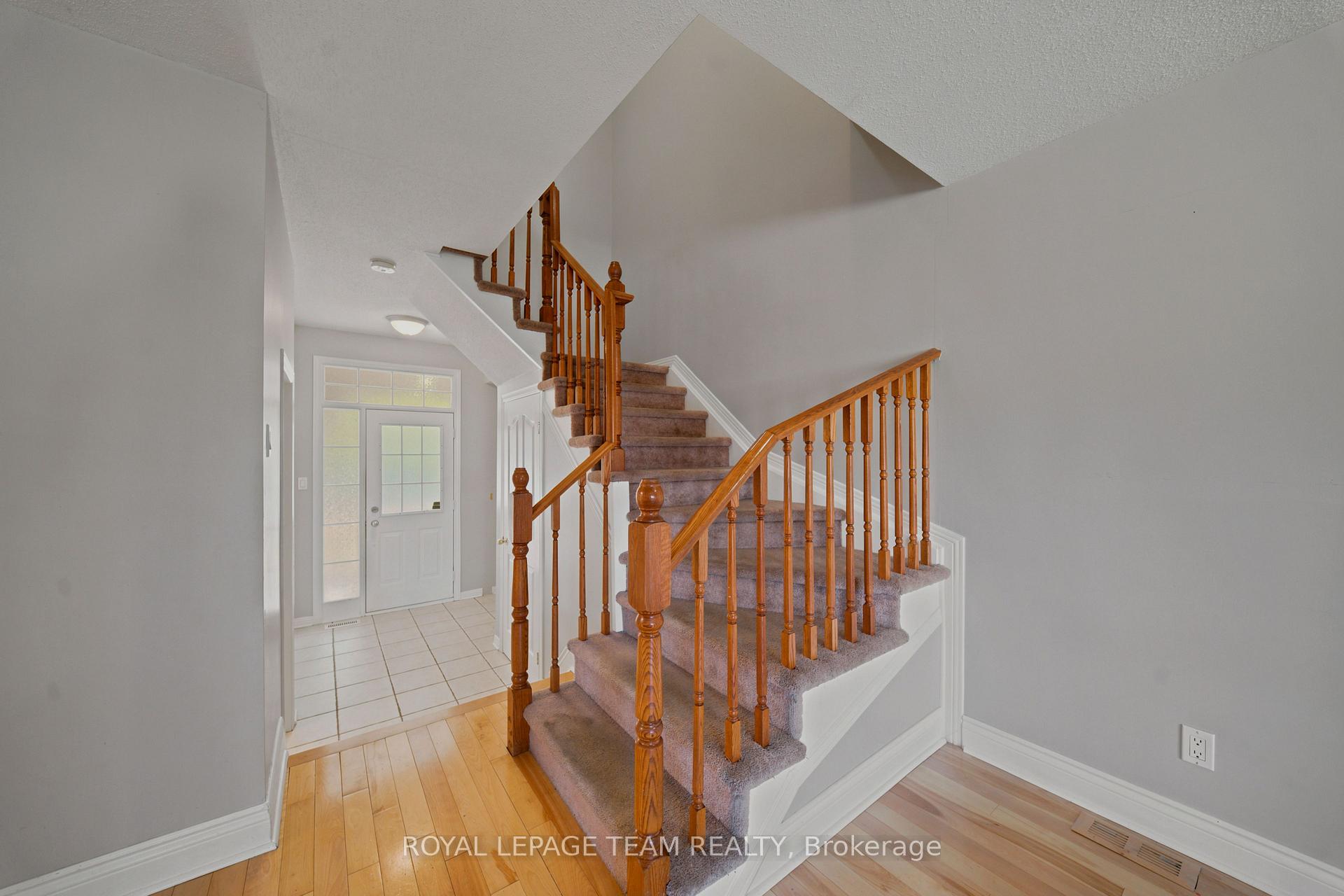 Photo 5 of 965 Markwick Crescent, Ottawa, Notting Hill/Summerside — HOMEH