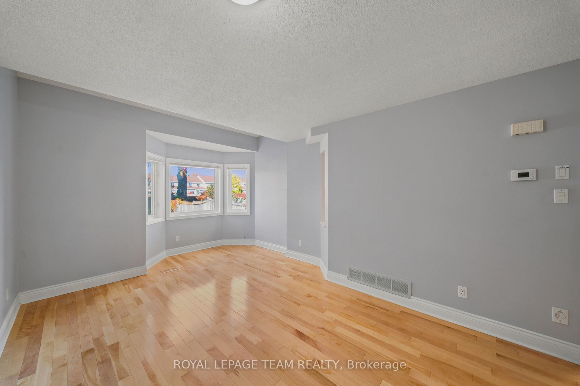 Photo 6 of 965 Markwick Crescent, Ottawa, Notting Hill/Summerside — HOMEH