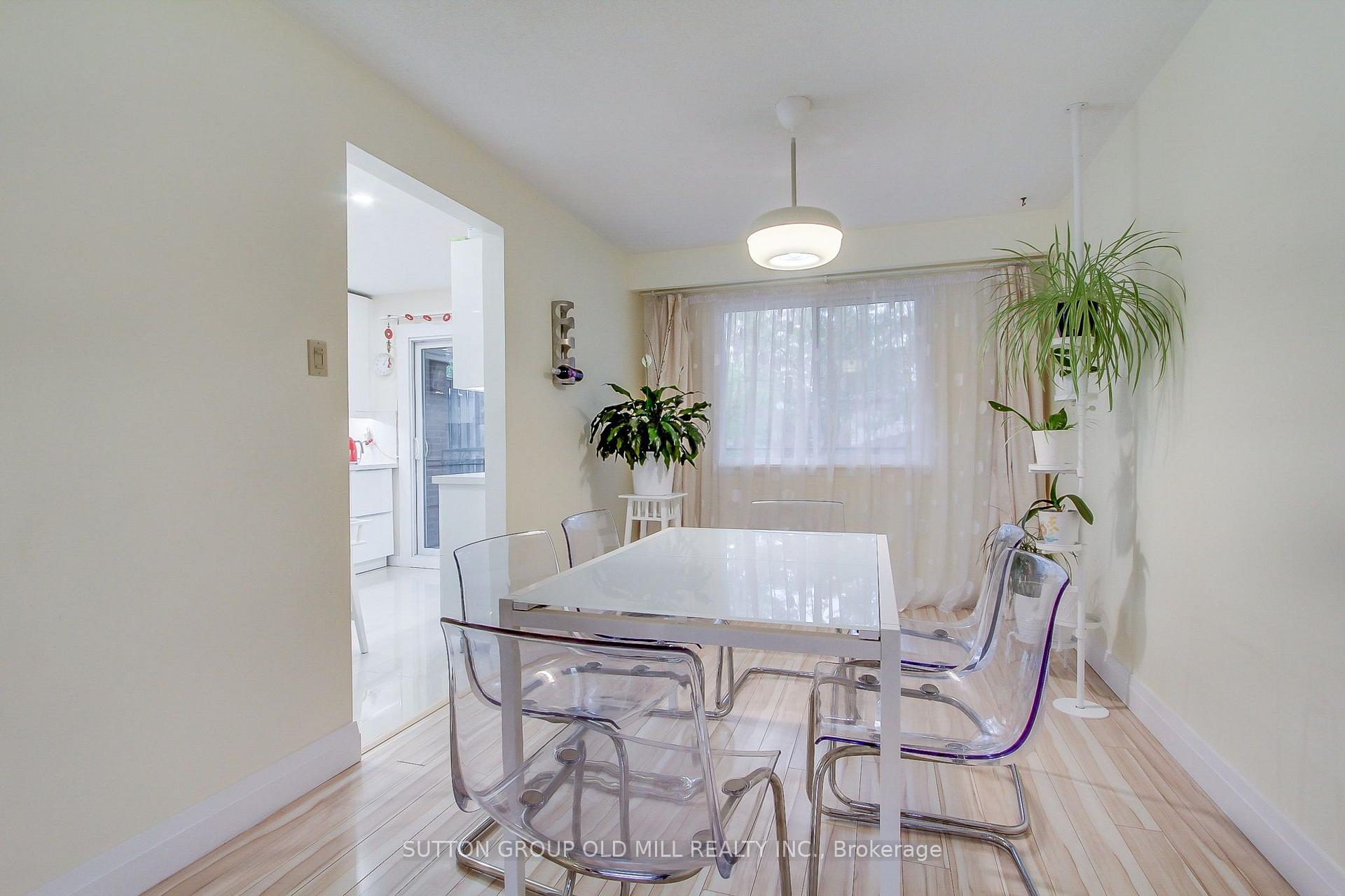 Photo 10 of 31 Silver Shadow Path, Etobicoke, Markland Wood — HOMEH