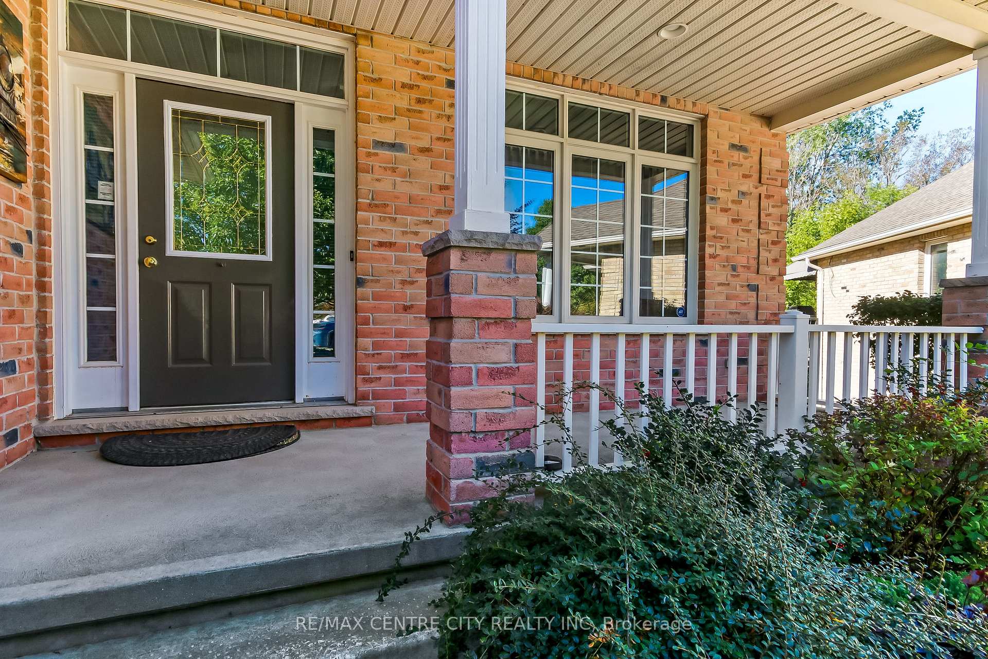 Photo 2 of 22 Harrington Crescent, St. Thomas — HOMEH