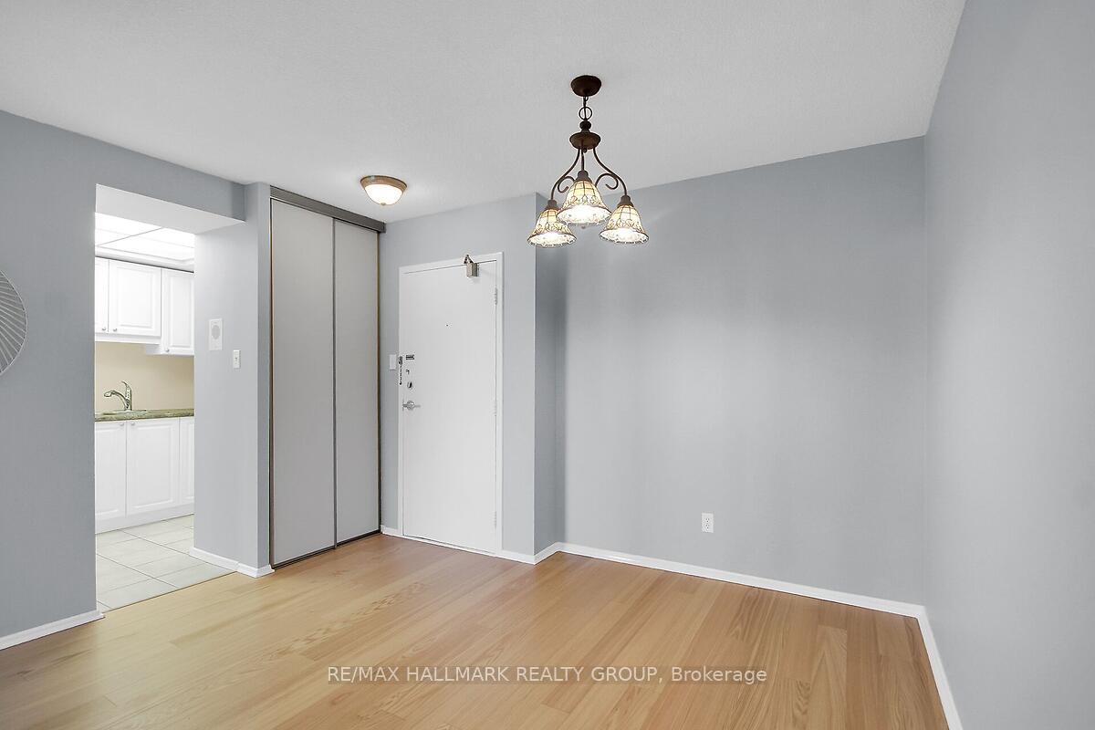 Photo 5 of Unit 704, 555 Brittany Drive, Ottawa, Viscount Alexander Park — HOMEH
