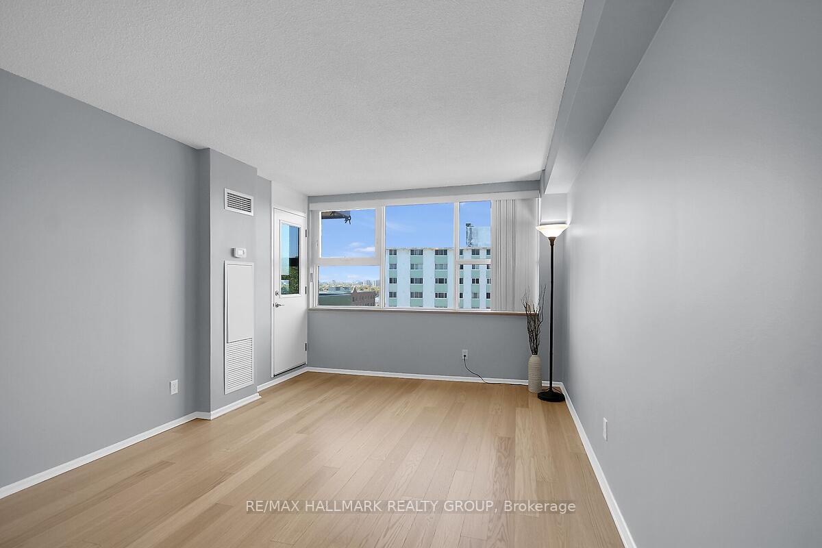 Photo 7 of Unit 704, 555 Brittany Drive, Ottawa, Viscount Alexander Park — HOMEH