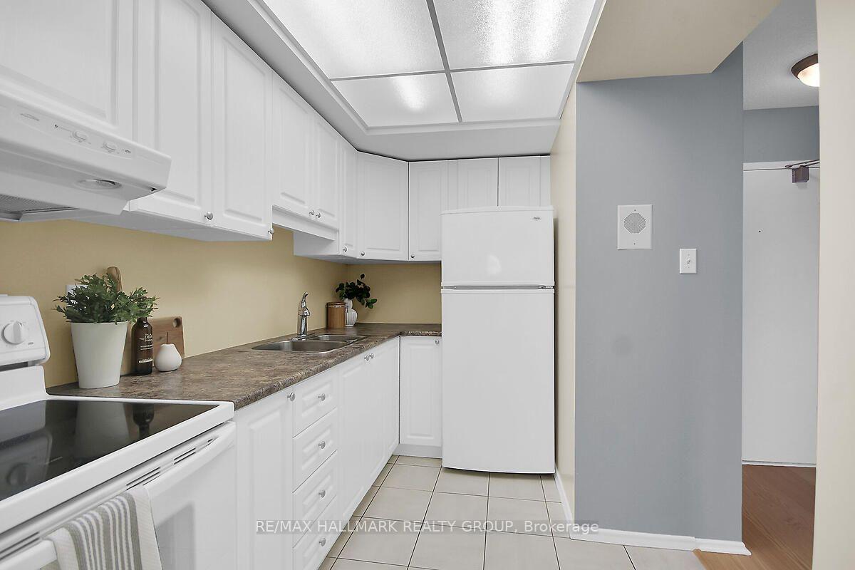 Photo 13 of Unit 704, 555 Brittany Drive, Ottawa, Viscount Alexander Park — HOMEH