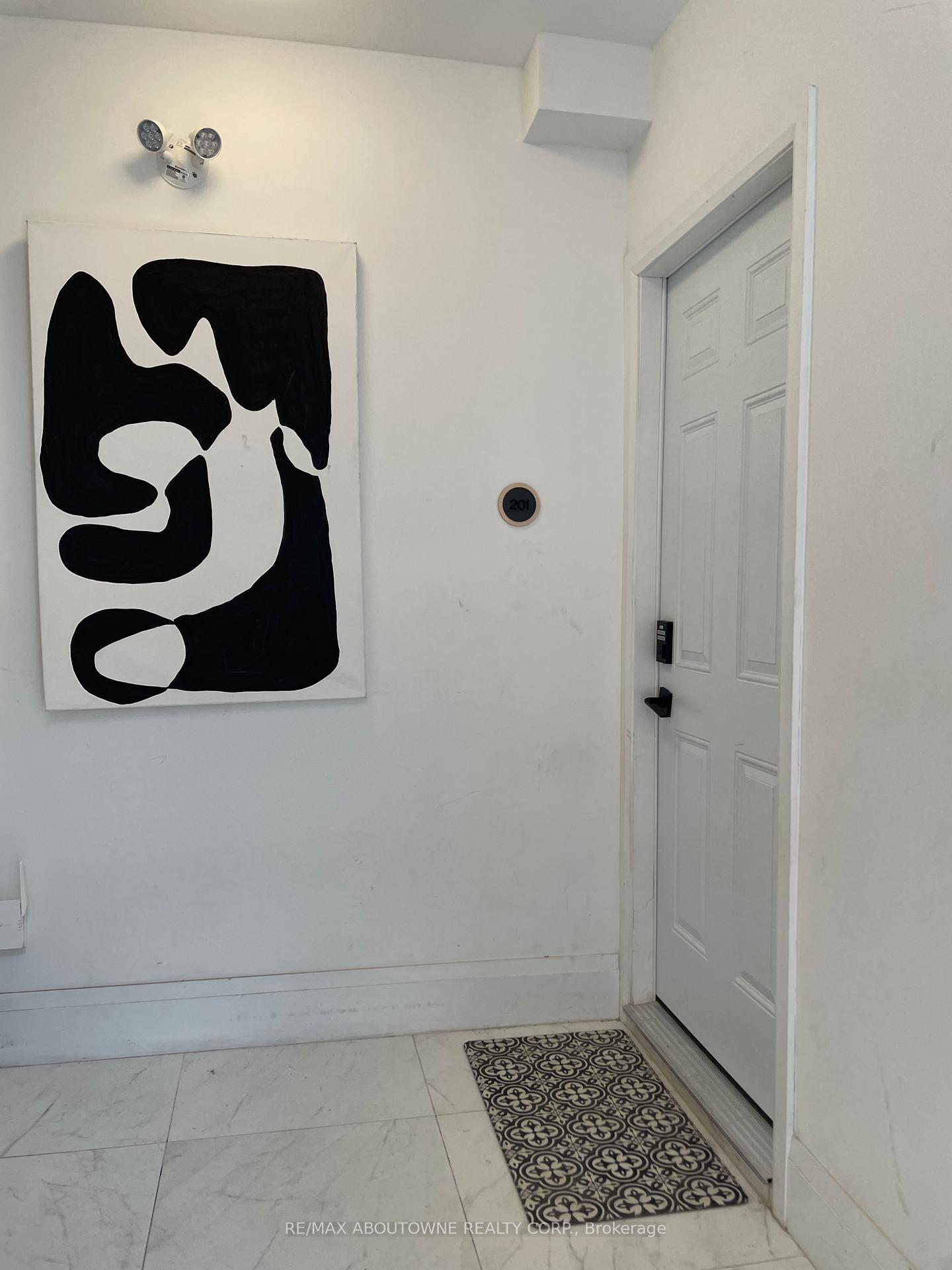 Photo 4 of 66 Wellington Street S, Hamilton, Corktown — HOMEH