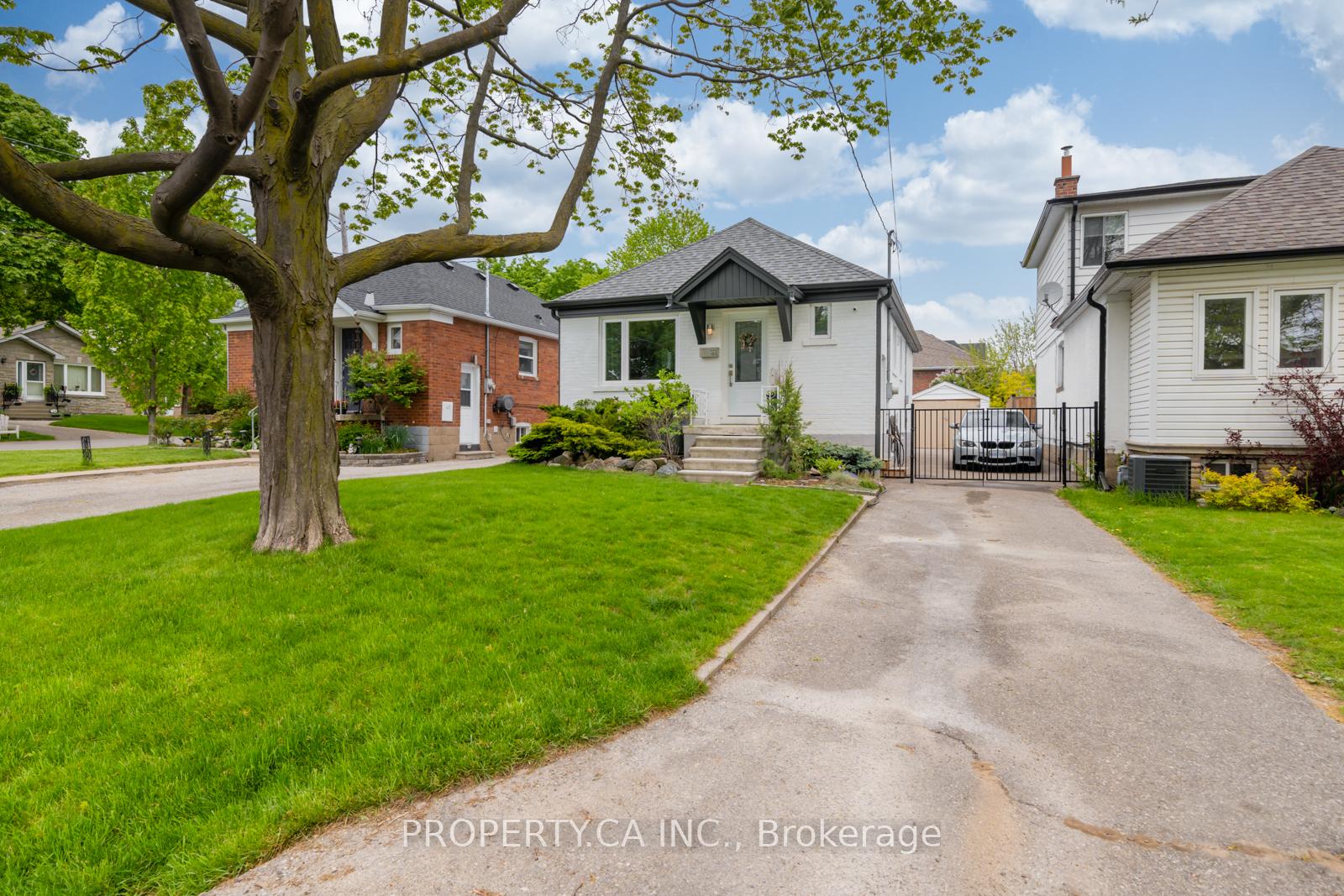 Photo 3 of 44 Daniels Street, Etobicoke, Stonegate-Queensway — HOMEH