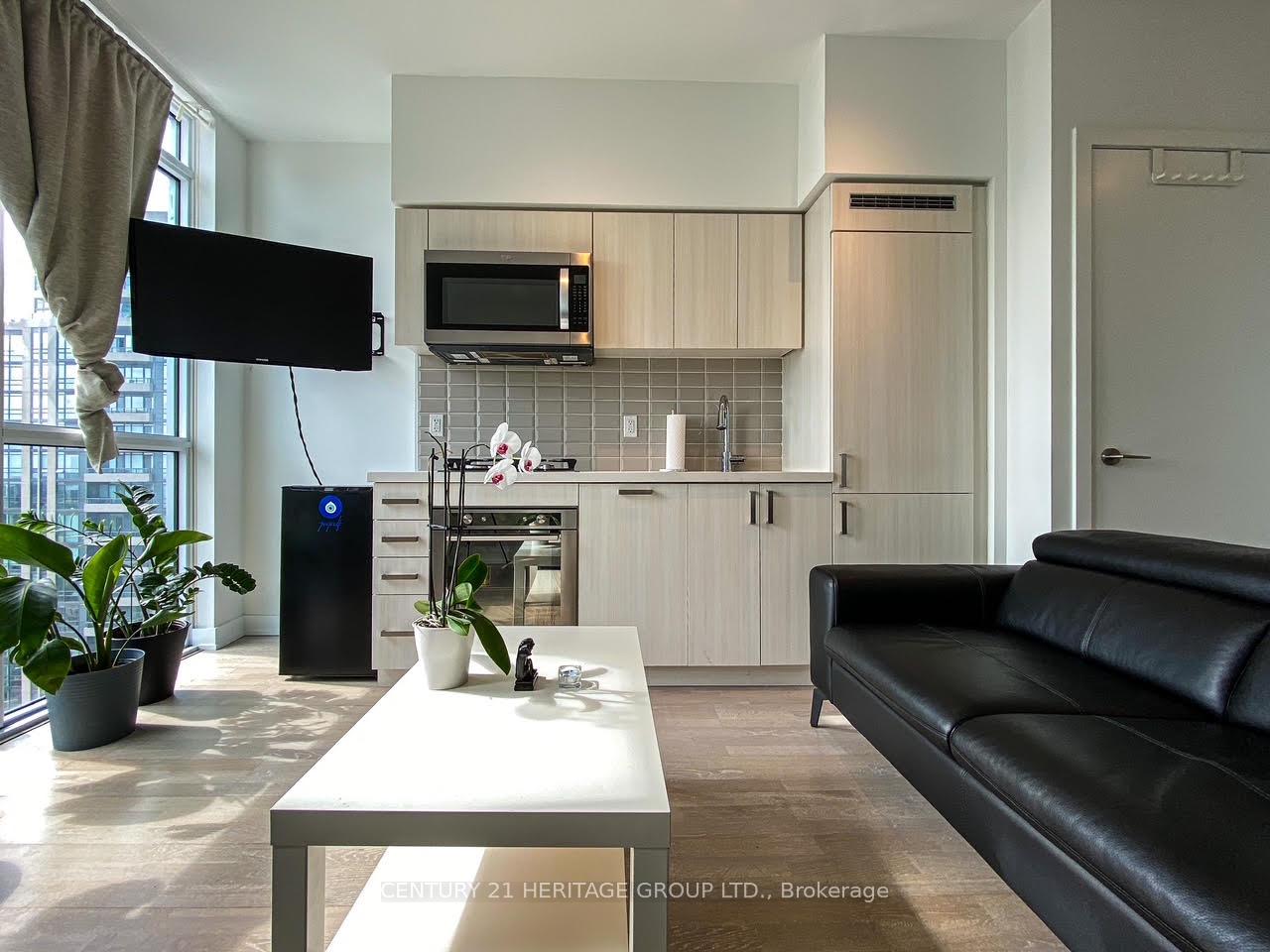 Photo 4 of Unit 1709, 501 St Clair Avenue W, Toronto, Casa Loma — HOMEH