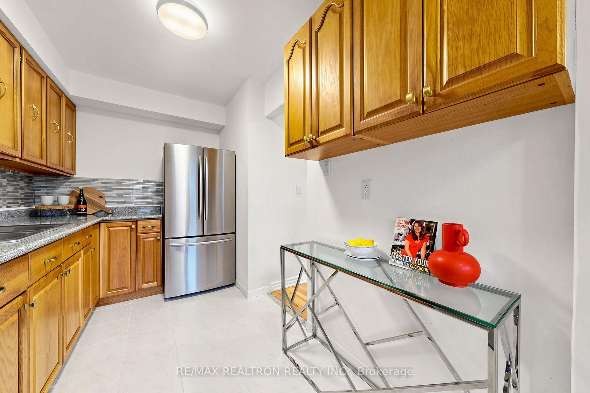 Photo 13 of 42 Pepper Vine Way, North York, Bayview Village — HOMEH