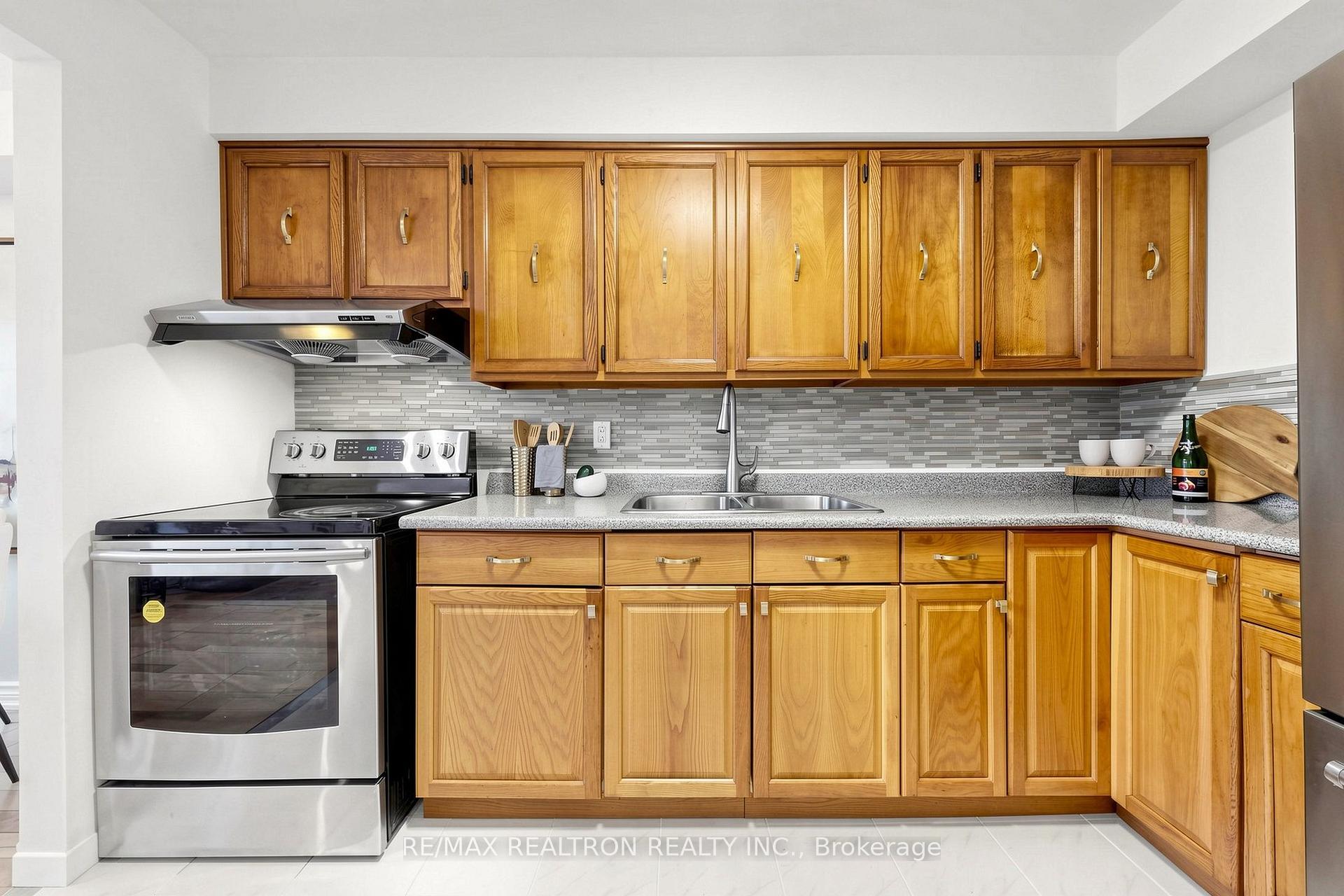 Photo 14 of 42 Pepper Vine Way, North York, Bayview Village — HOMEH