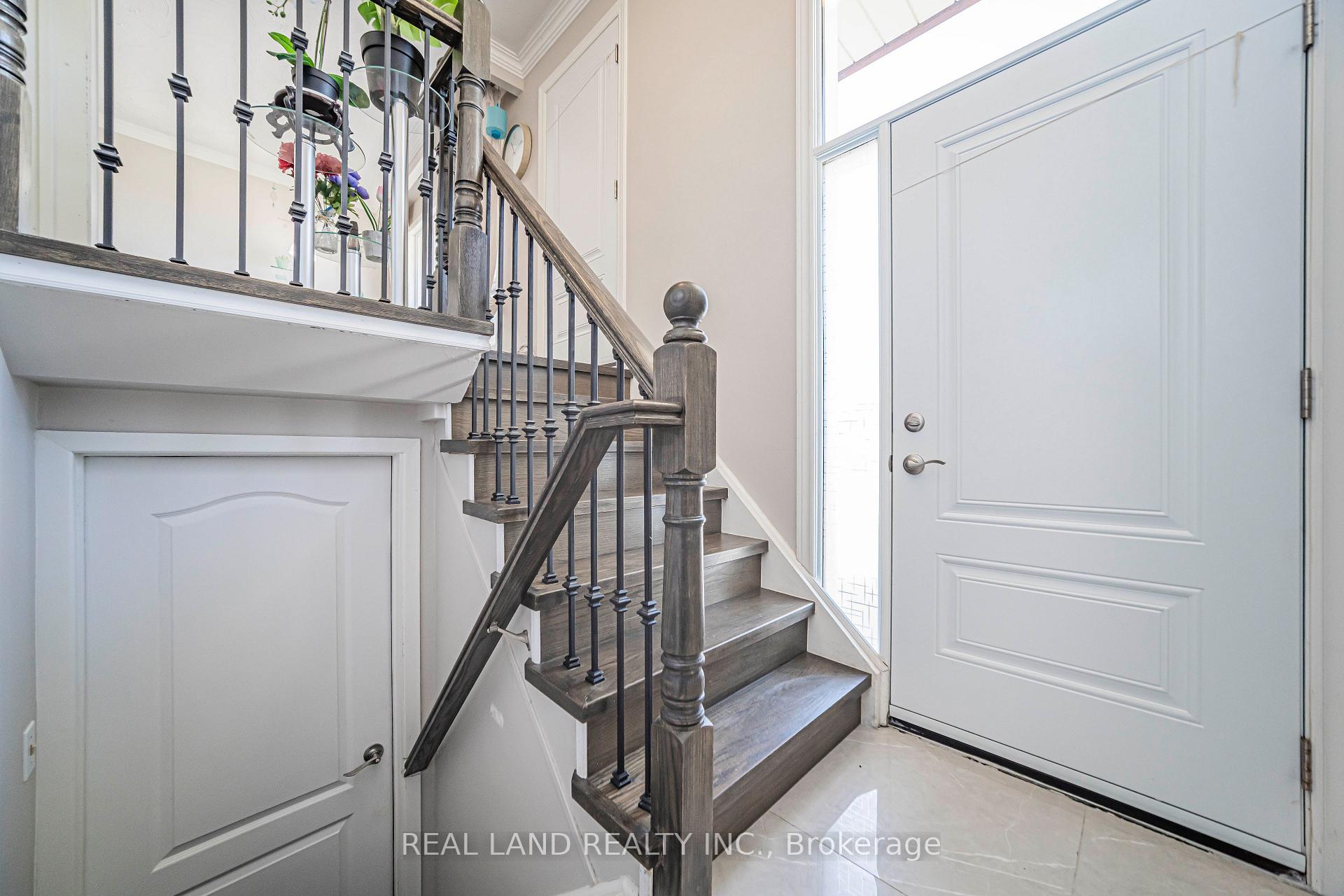 Photo 5 of 37 Pawnee Avenue, North York, Pleasant View — HOMEH