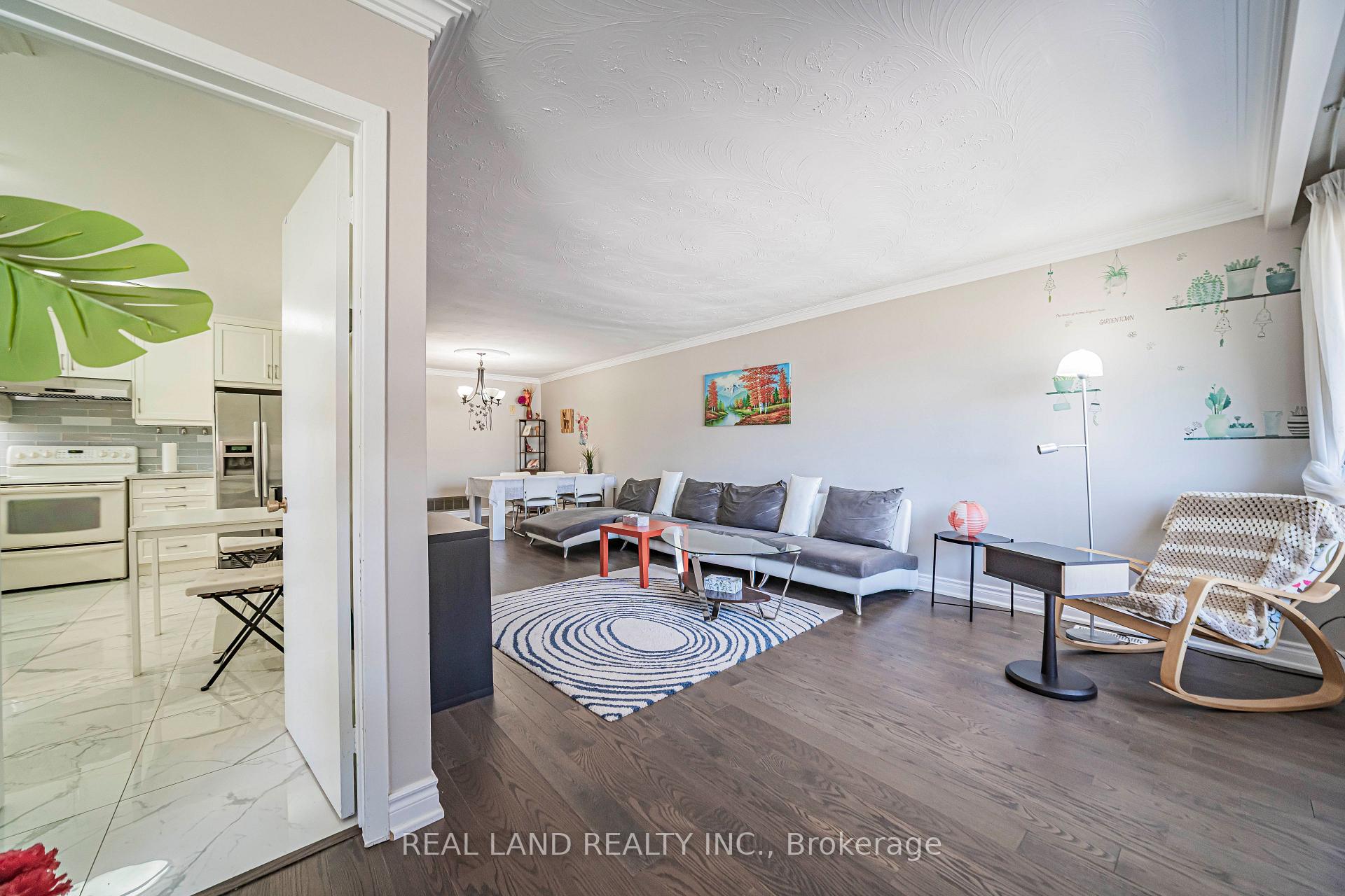 Photo 7 of 37 Pawnee Avenue, North York, Pleasant View — HOMEH