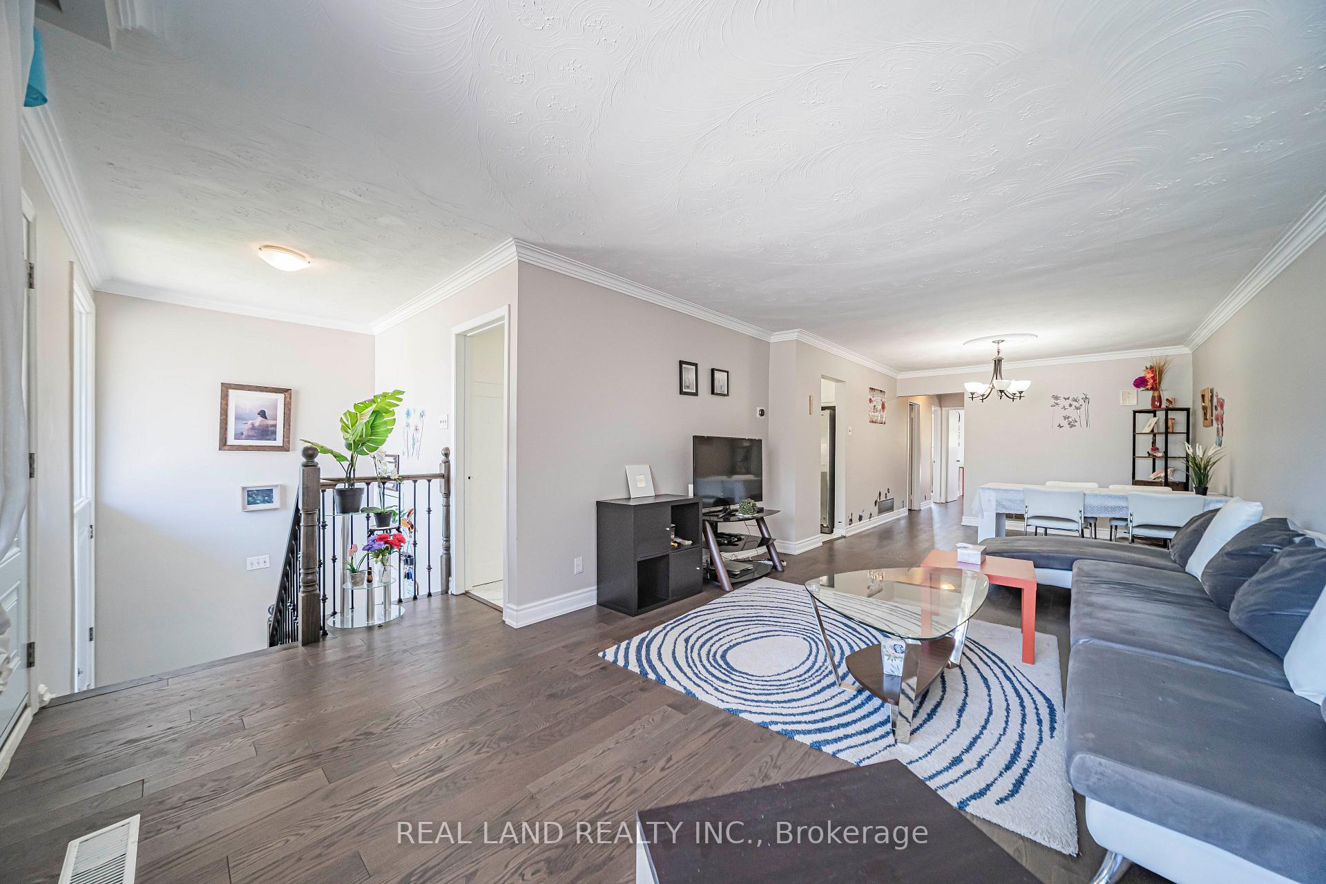 Photo 8 of 37 Pawnee Avenue, North York, Pleasant View — HOMEH