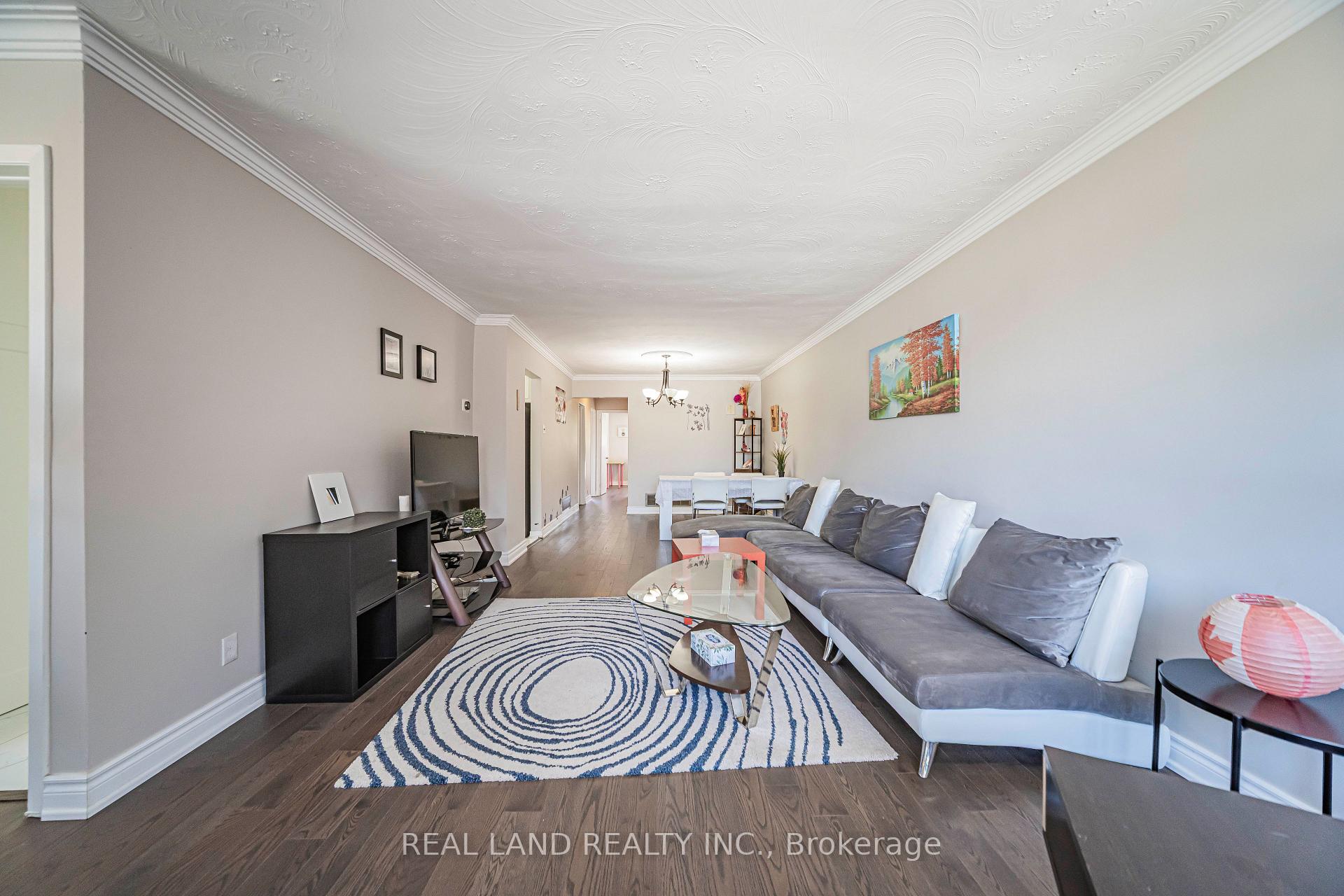 Photo 9 of 37 Pawnee Avenue, North York, Pleasant View — HOMEH