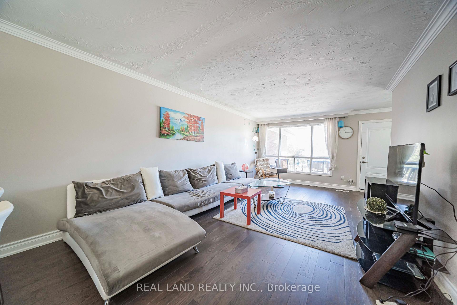 Photo 11 of 37 Pawnee Avenue, North York, Pleasant View — HOMEH